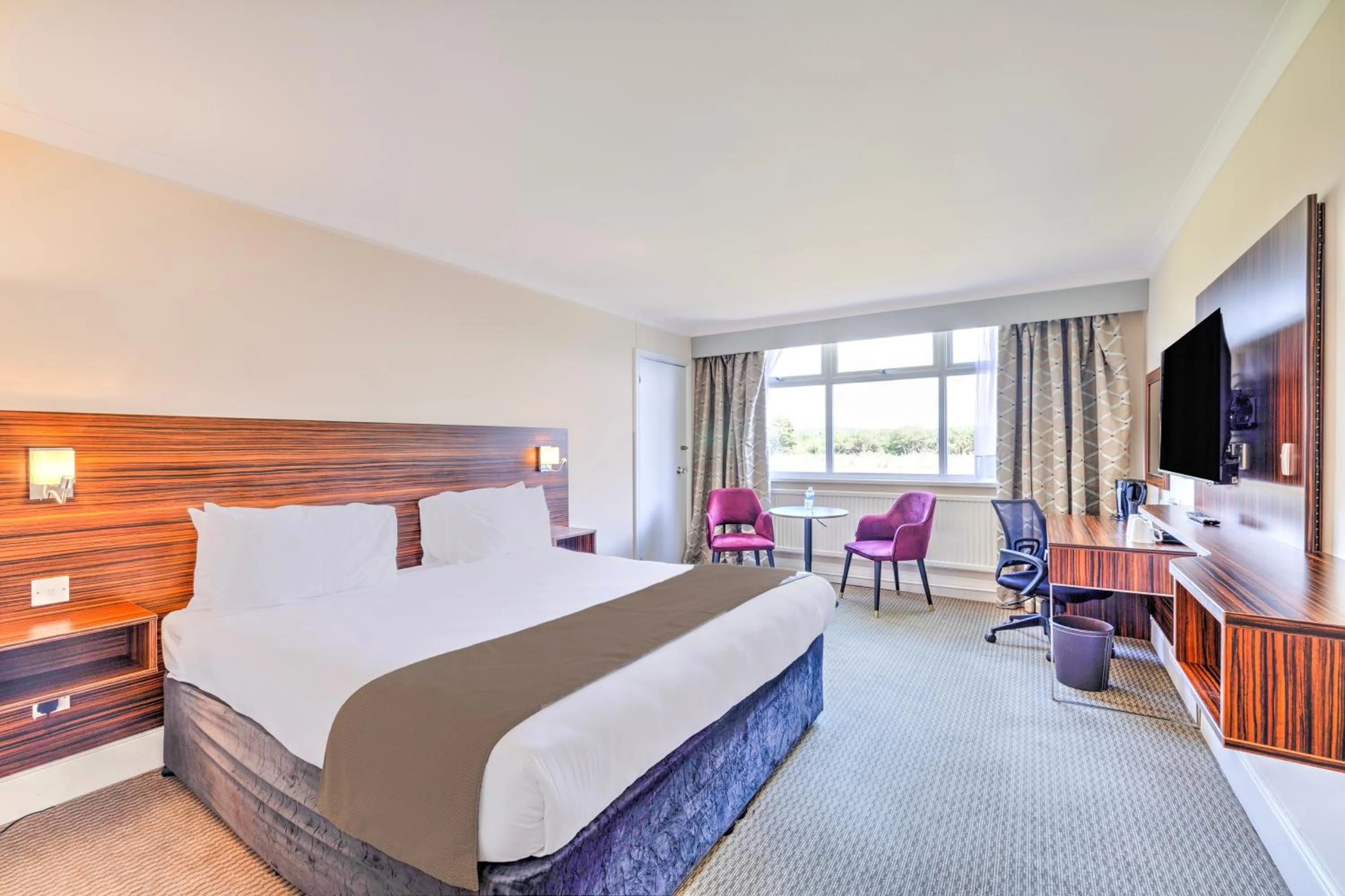 Bed in Palms Hotel & Retreat By Palette London Romford