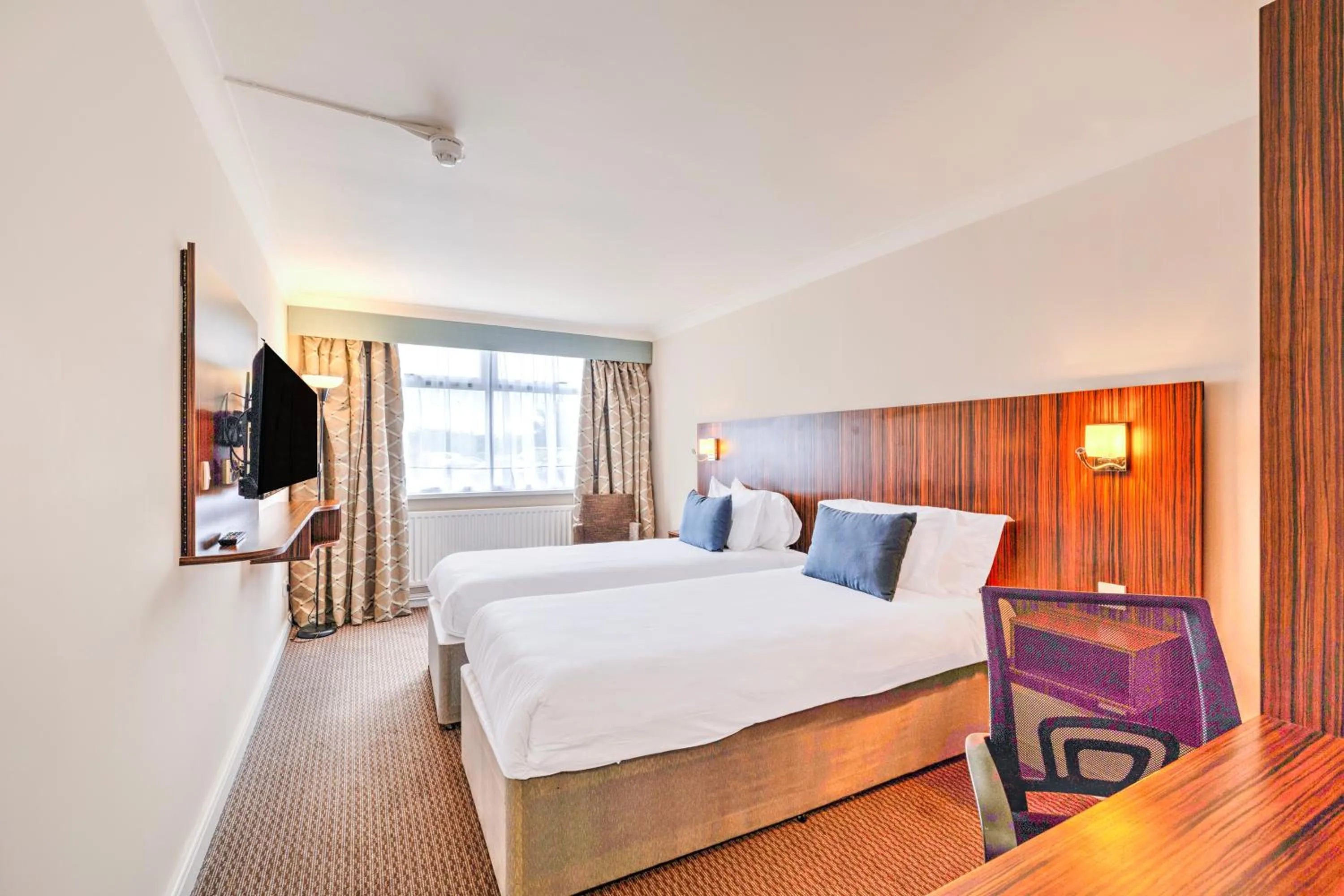 Bed in Palms Hotel & Retreat By Palette London Romford