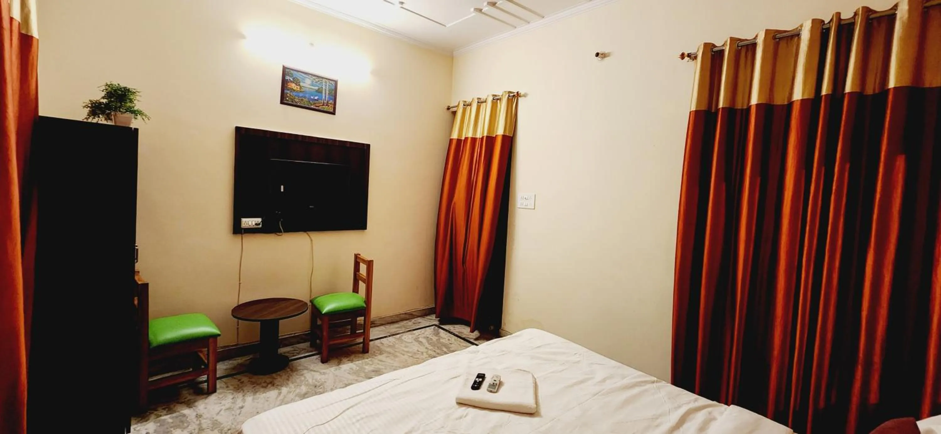 Communal lounge/ TV room in Prisha Stay