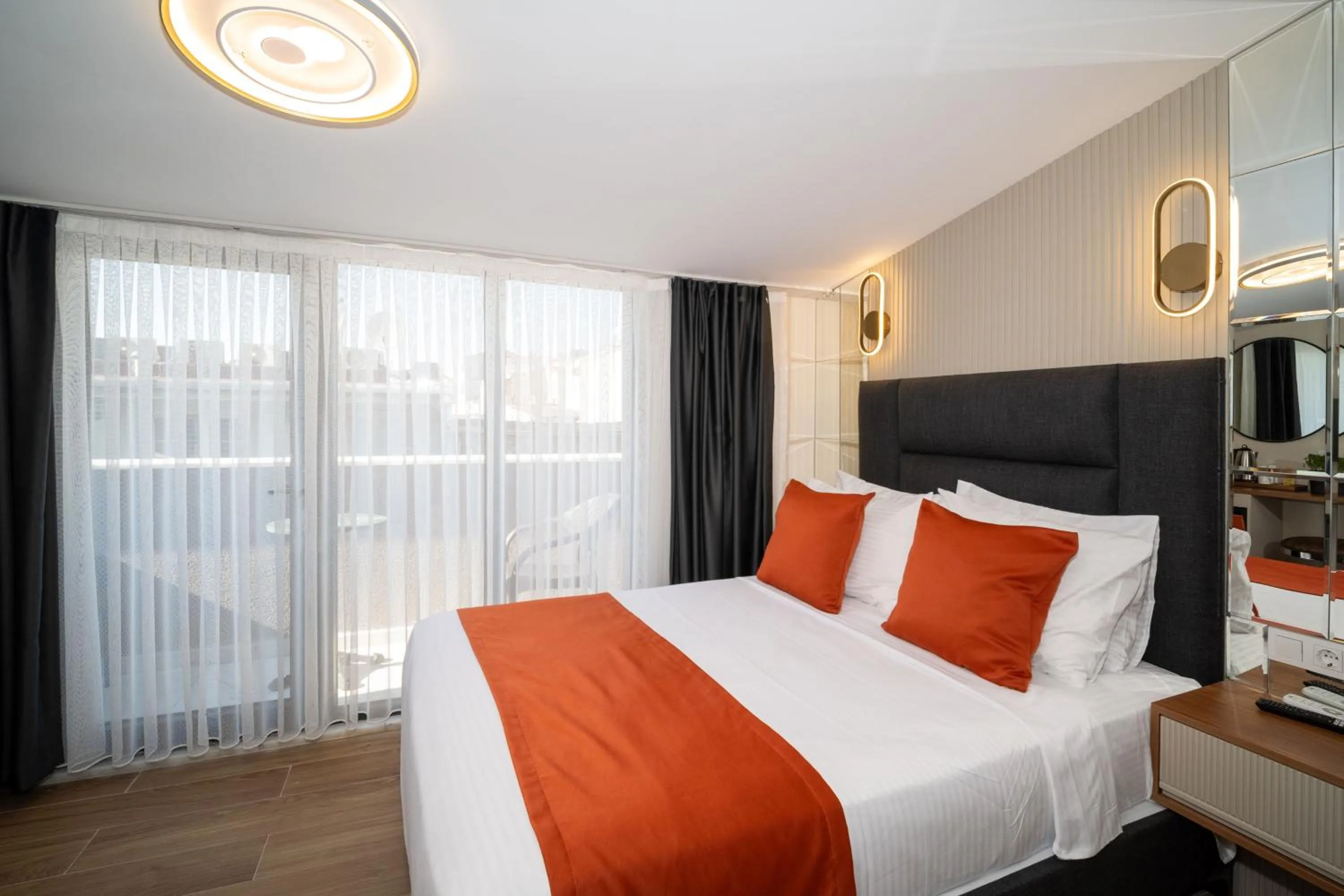 Photo of the whole room, Bed in Robin Hotel