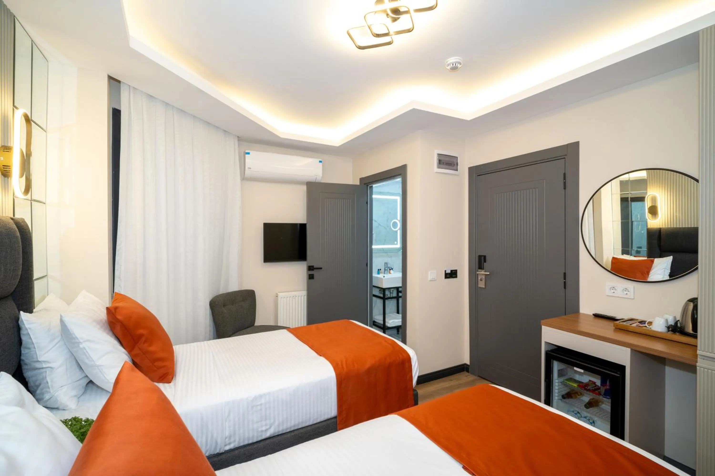 Photo of the whole room, Bed in Robin Hotel