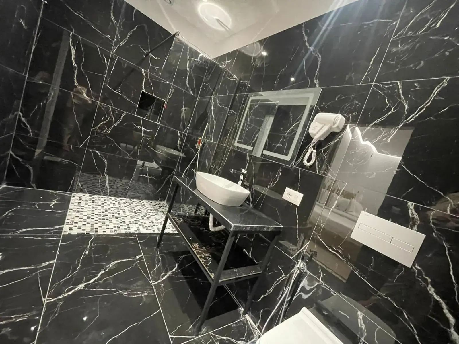 Deluxe Double or Twin Room with Balcony in Hotel Panorama & Spa Elbasan Deluxe Double or Twin Room with Balcony in Hotel Panorama & Spa Elbasan