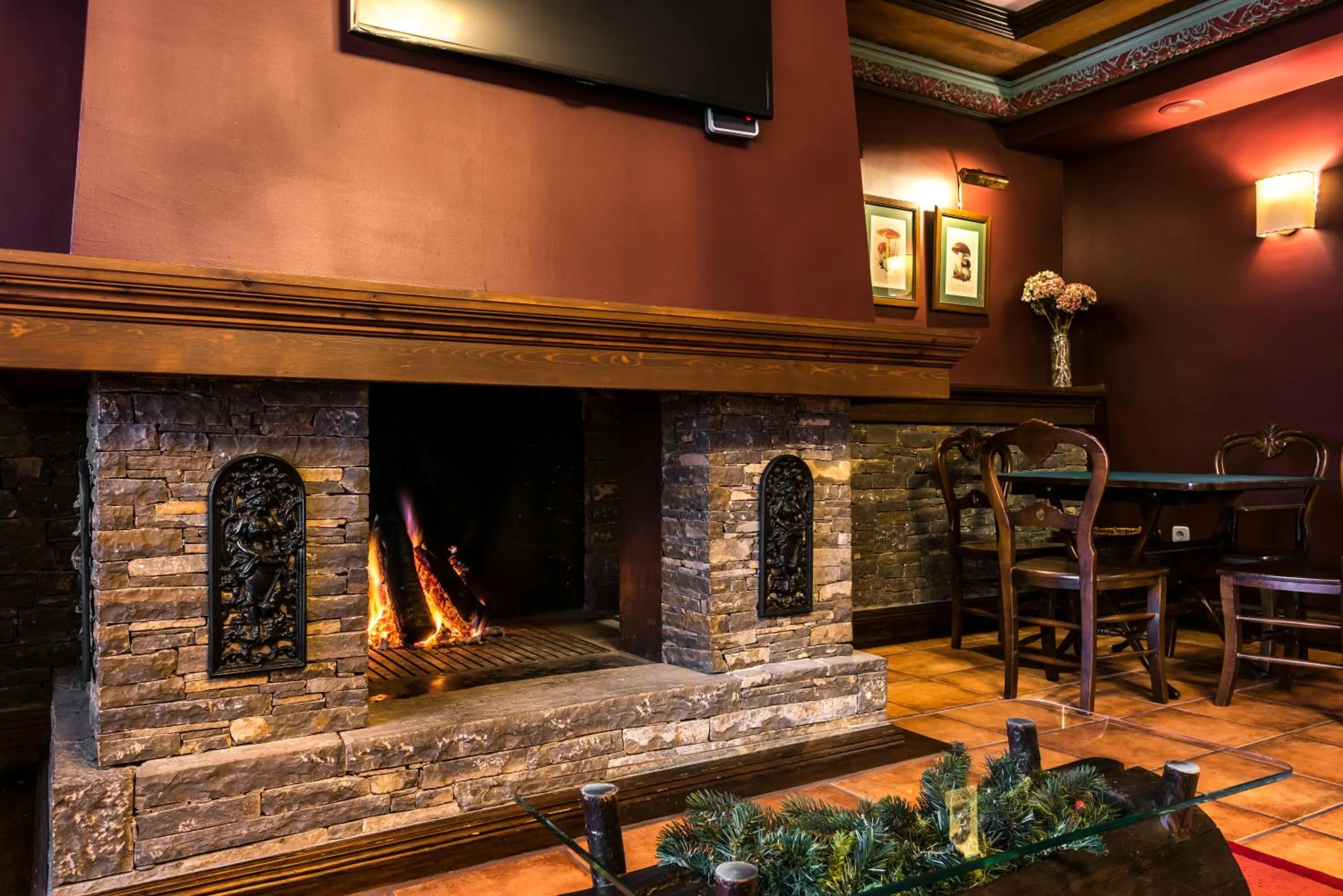 Communal lounge/ TV room in El Refugio de Aran Vielha Aparthotel