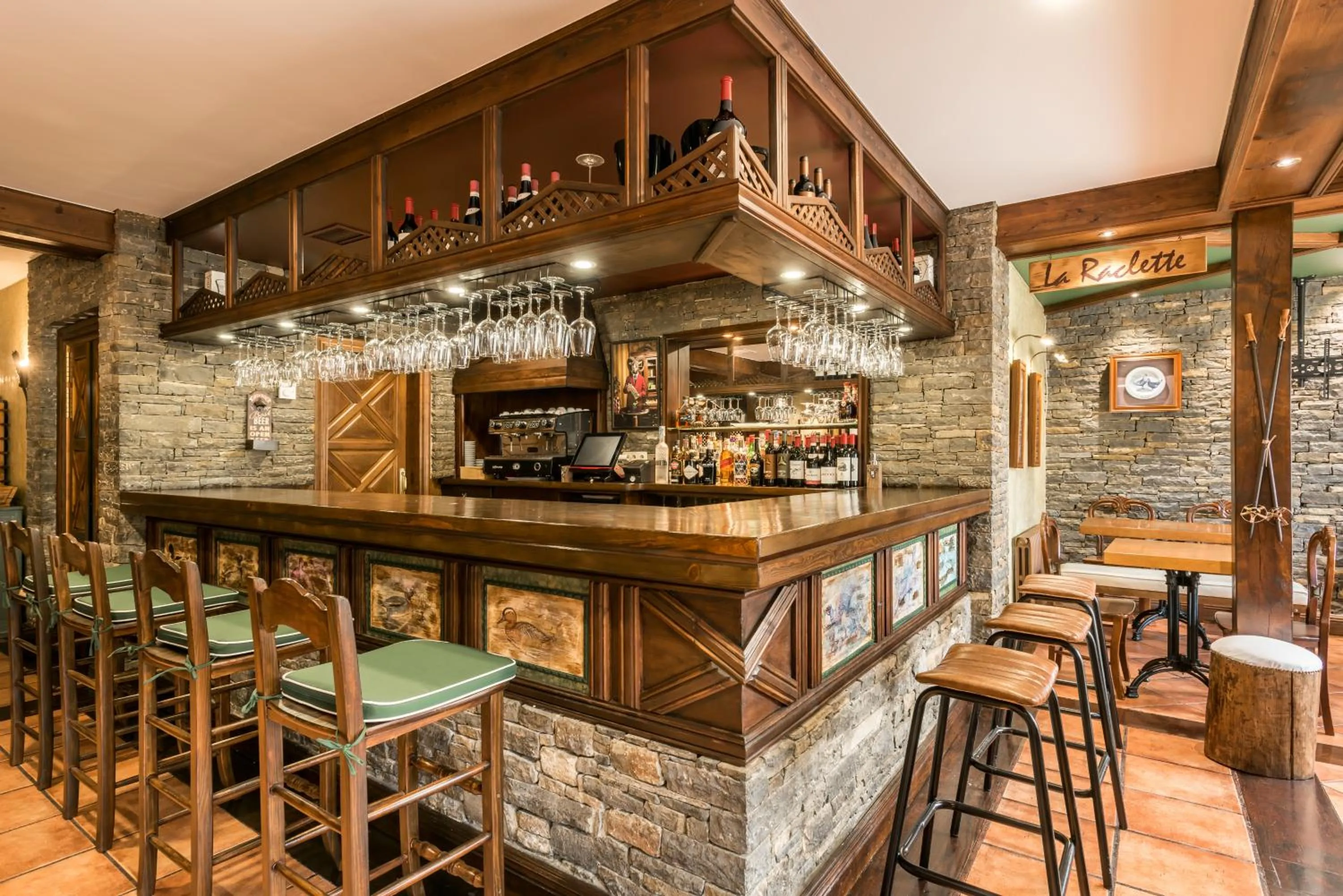 Lounge or bar in El Refugio de Aran Vielha Aparthotel