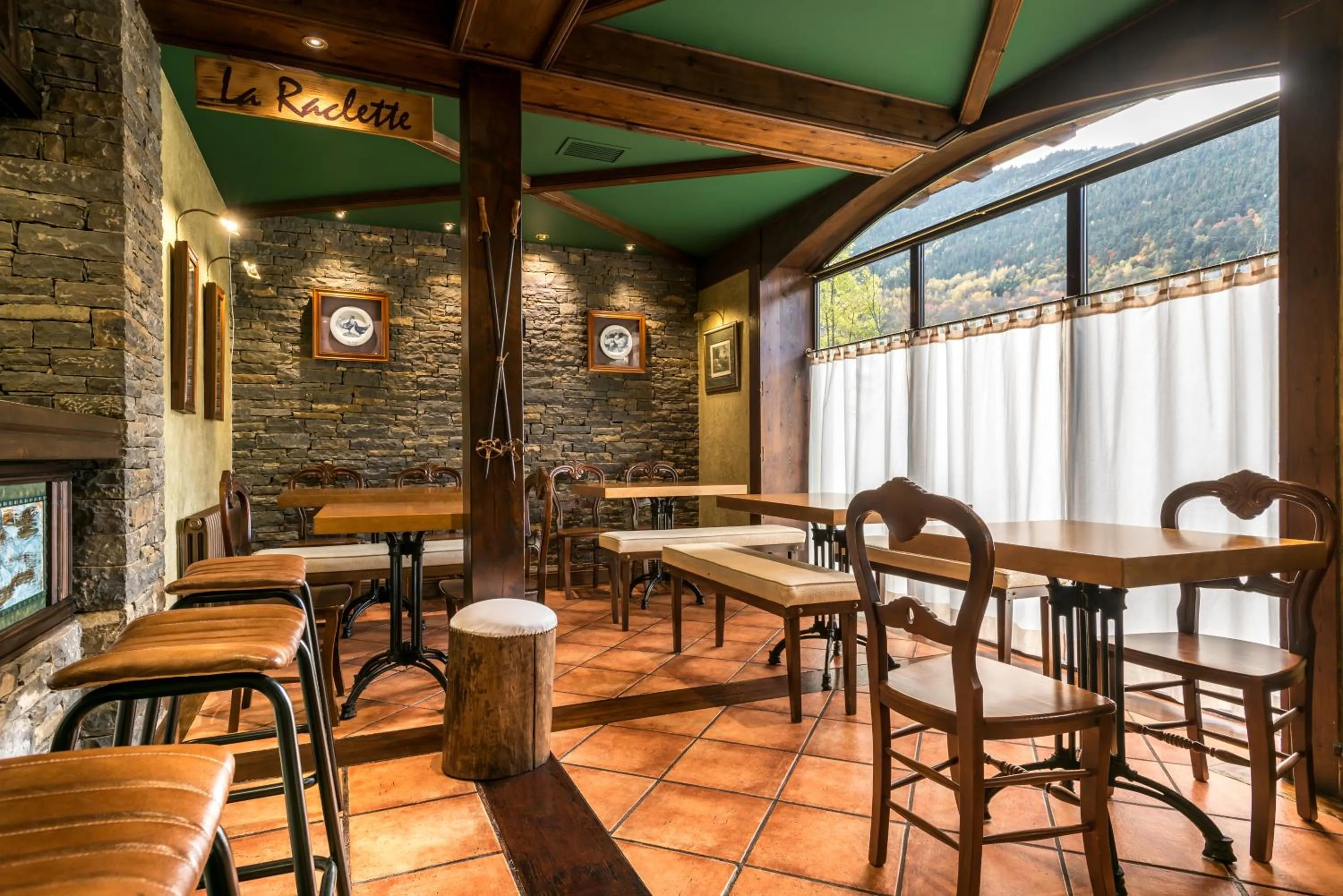 Lounge or bar in El Refugio de Aran Vielha Aparthotel