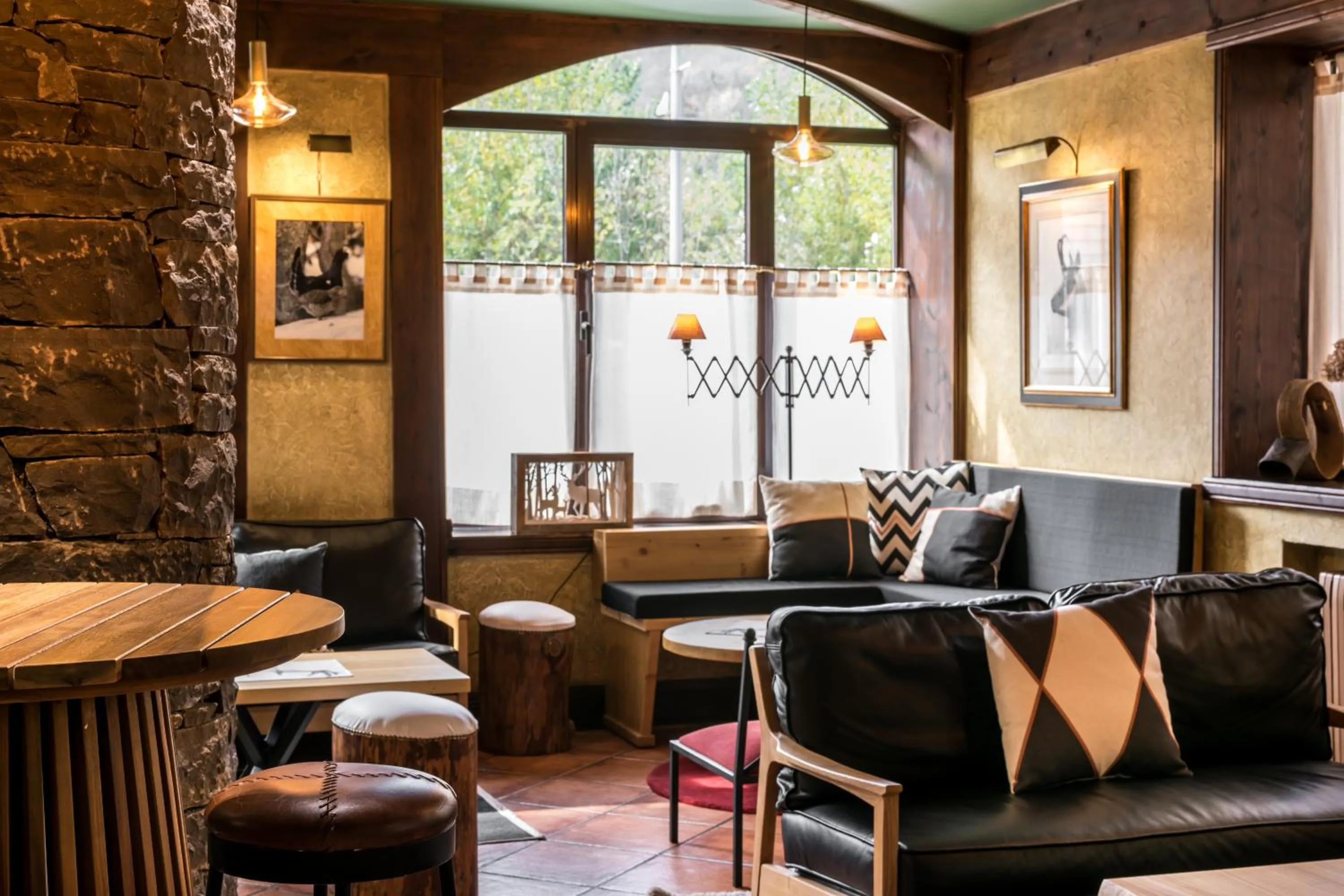 Lounge or bar in El Refugio de Aran Vielha Aparthotel