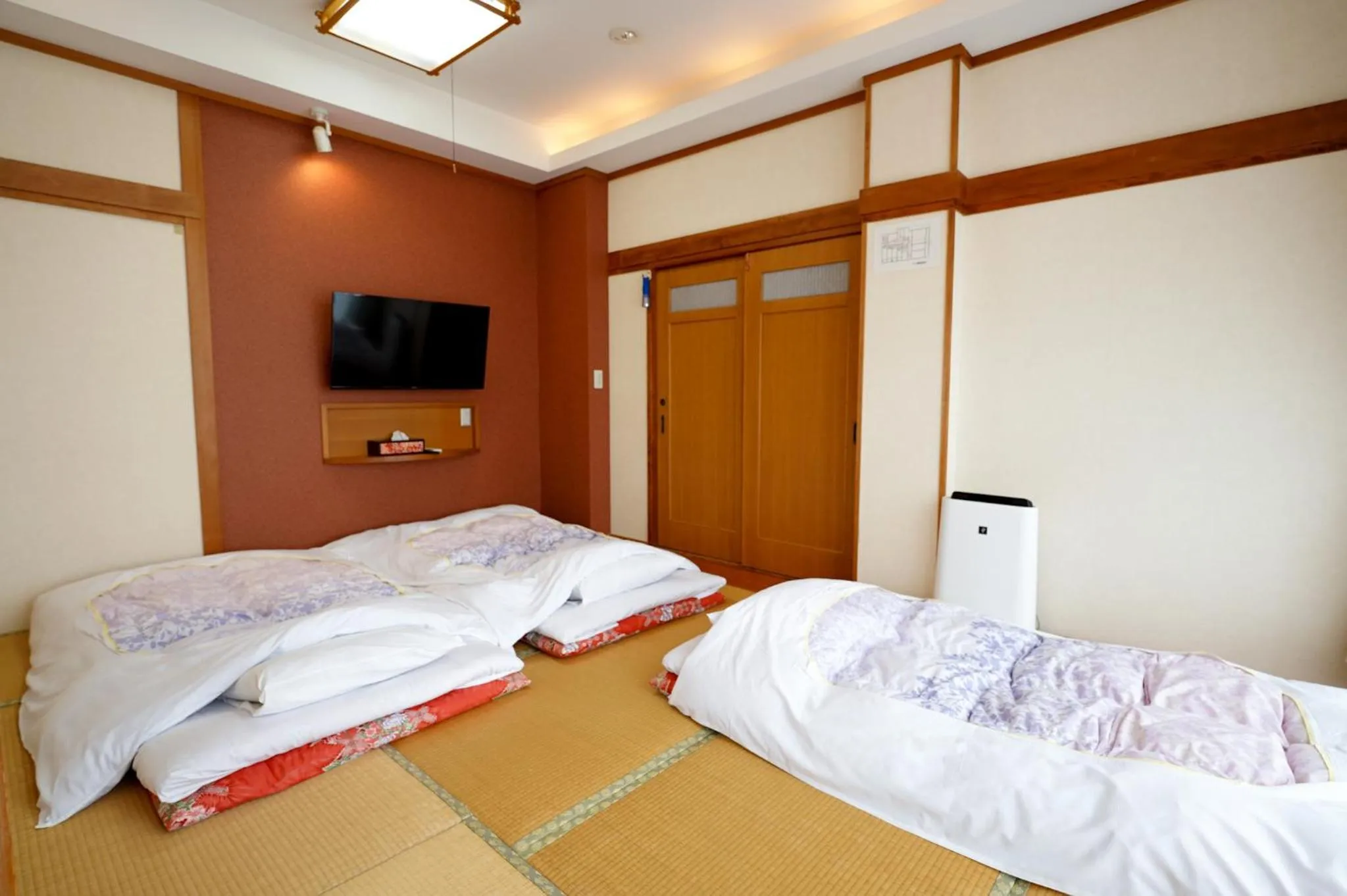 Photo of the whole room, Bed in Abuto Honkan
