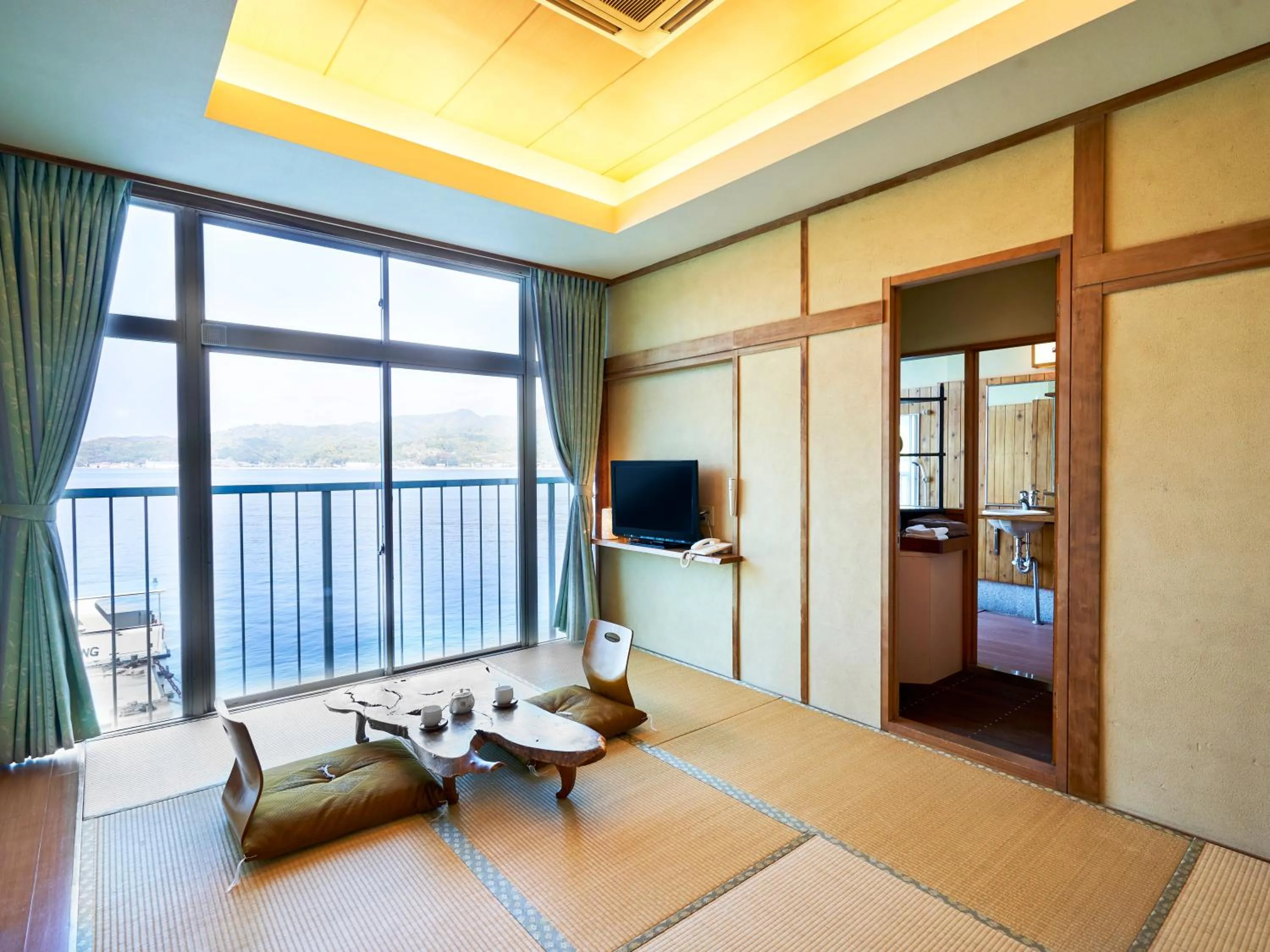 Photo of the whole room, Bed in Abuto Honkan