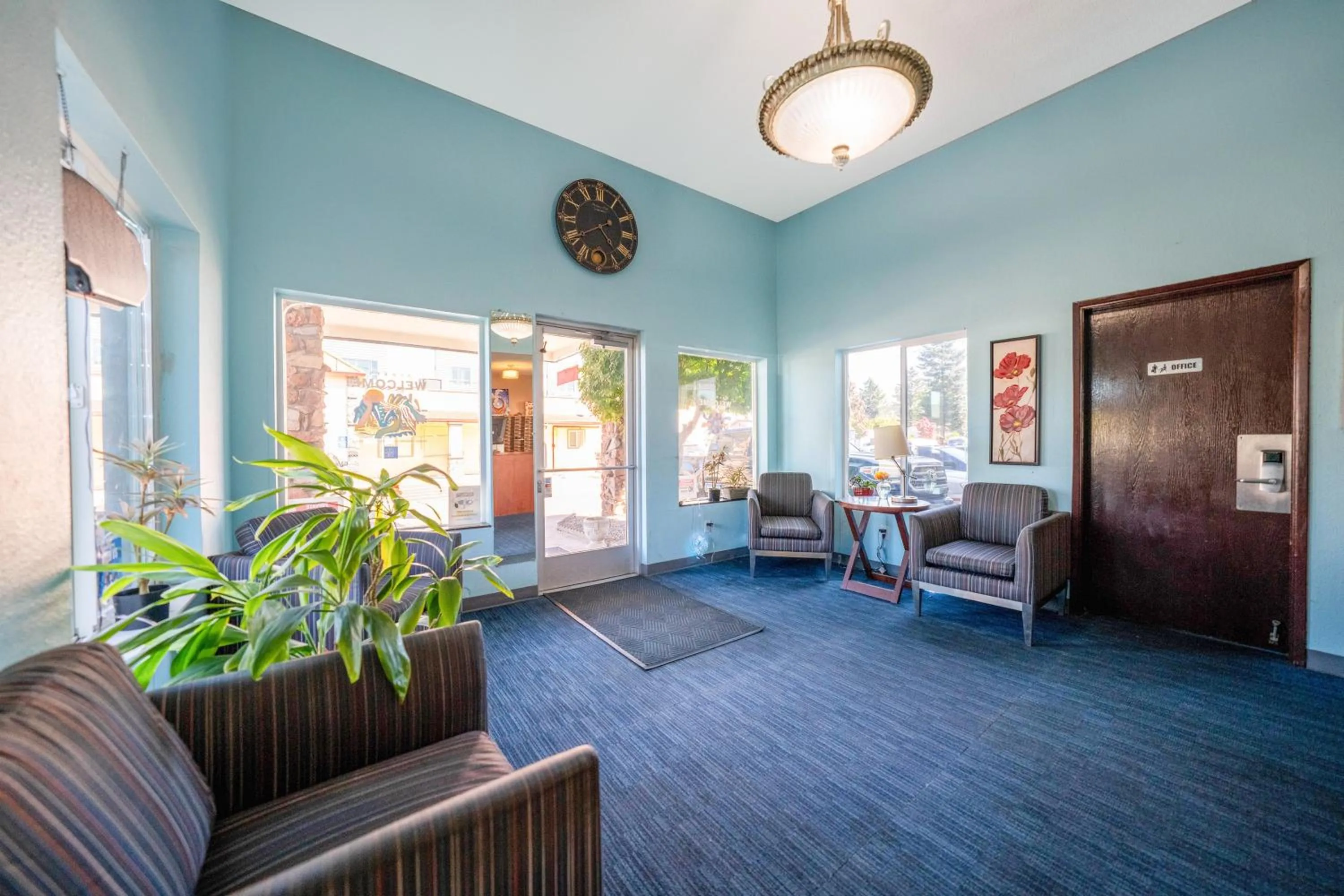 Lobby or reception in Unicorn Inn by OYO Portland