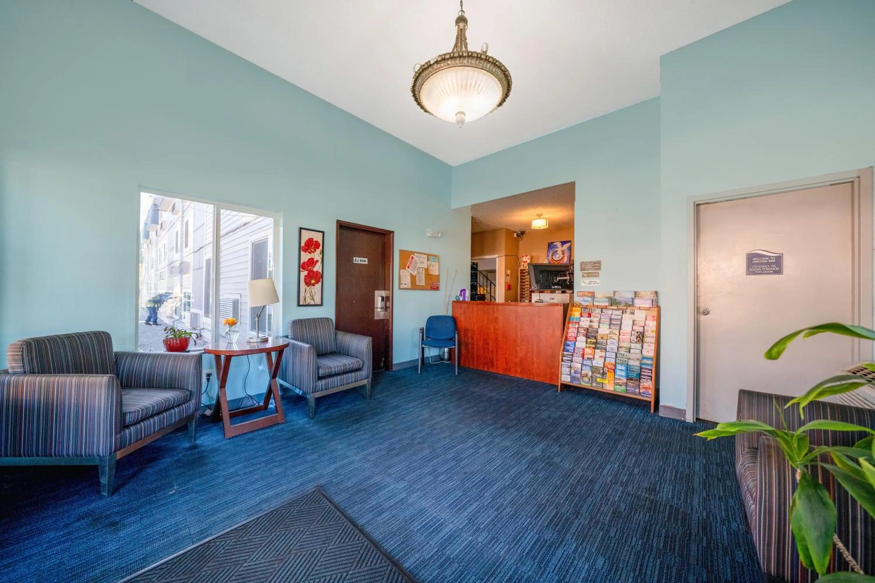 Lobby or reception in Unicorn Inn by OYO Portland