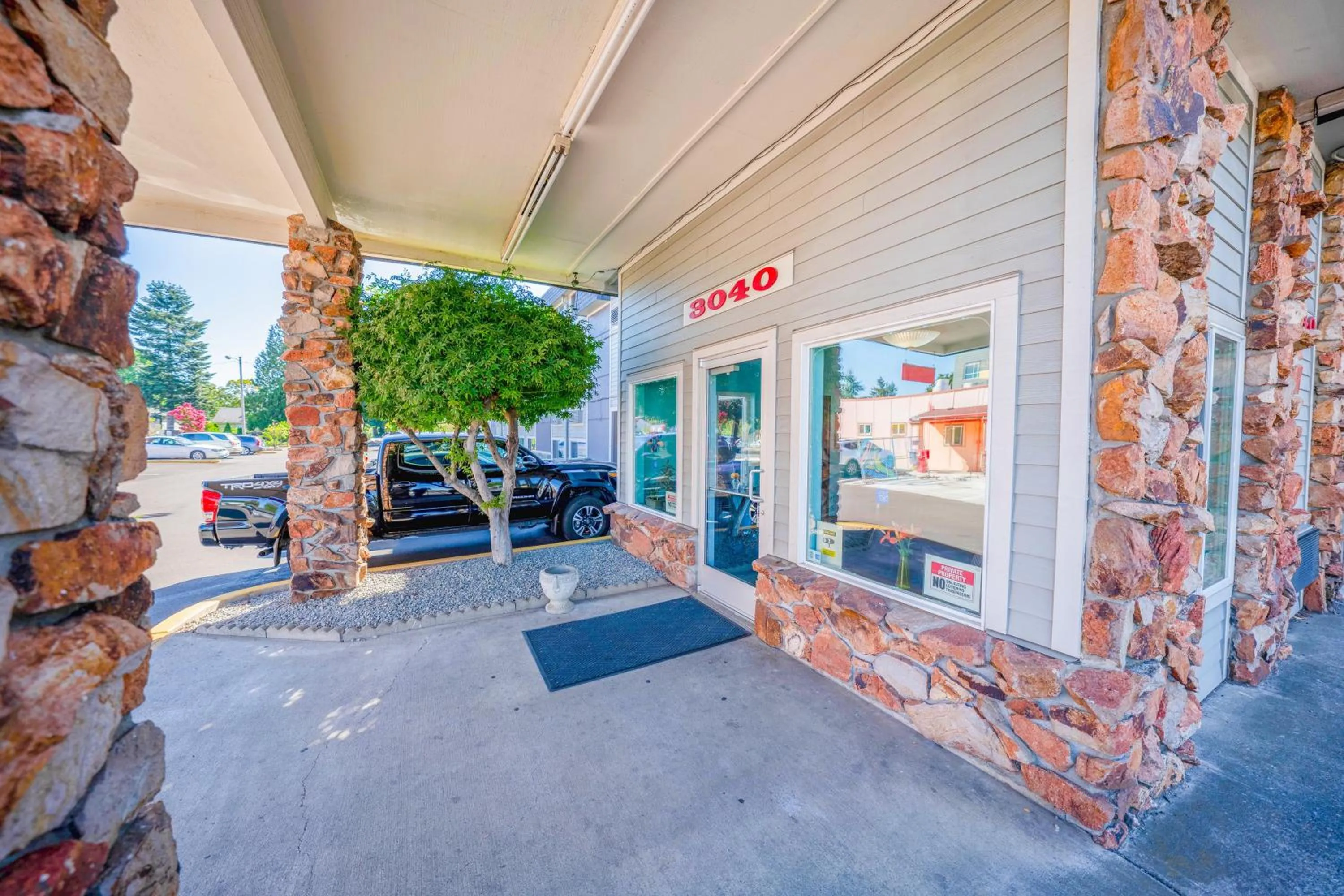 Facade/entrance in Unicorn Inn by OYO Portland