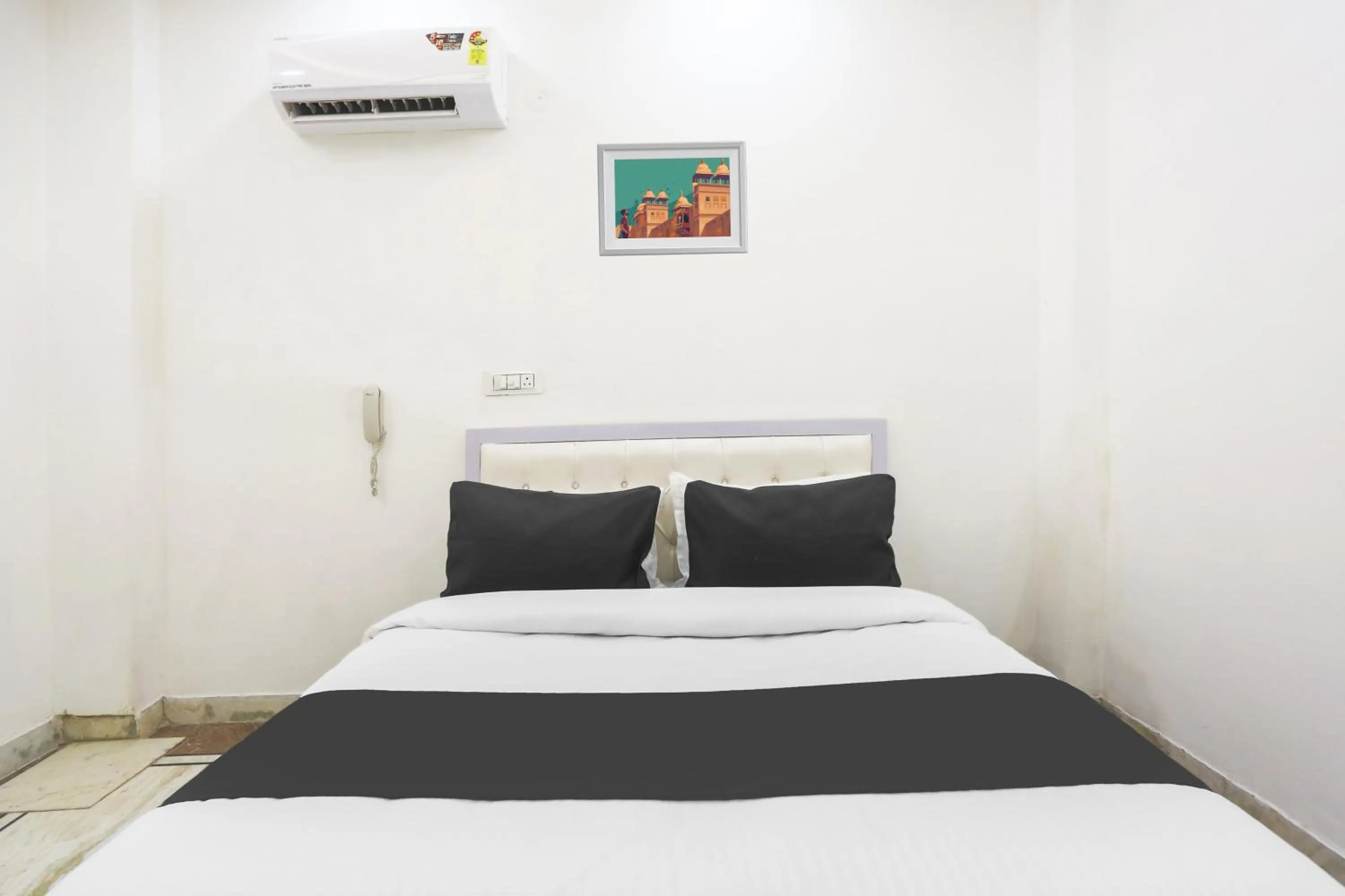 Bedroom in Hotel O Golden Key Rohini