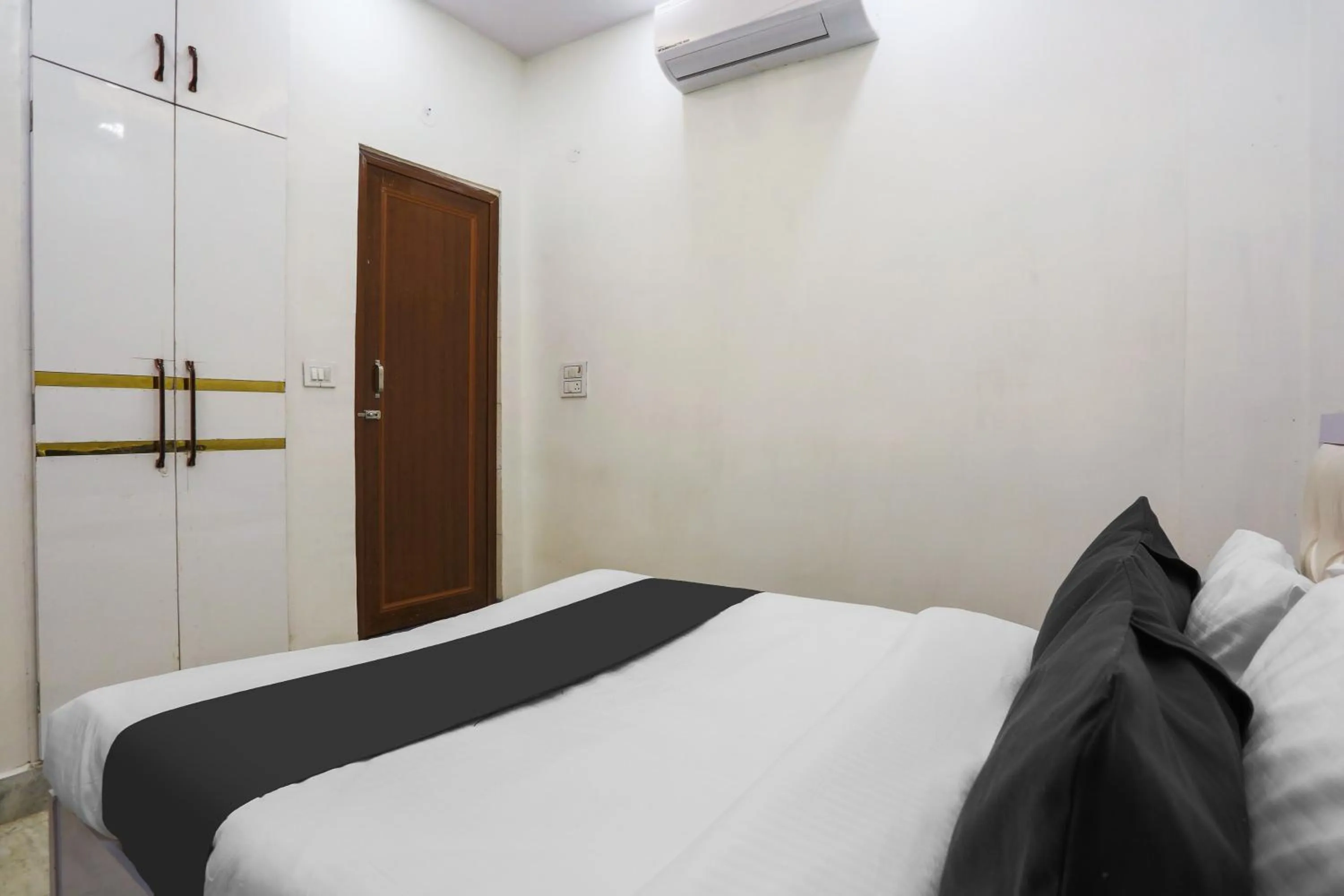Bedroom in Hotel O Golden Key Rohini