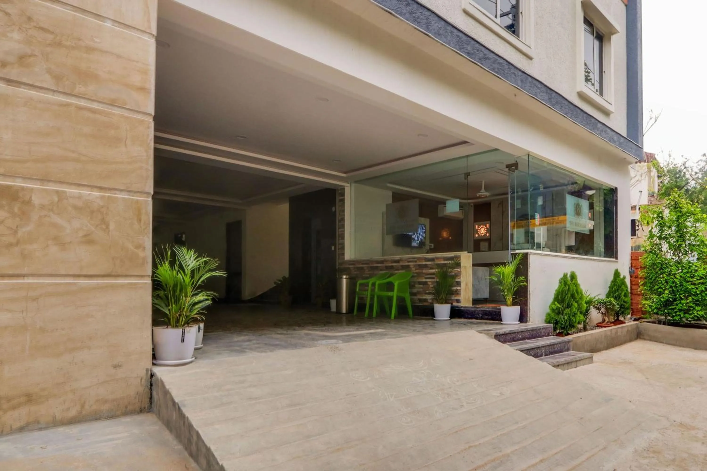 Facade/entrance in Super Townhouse Sri Nirvana Grand