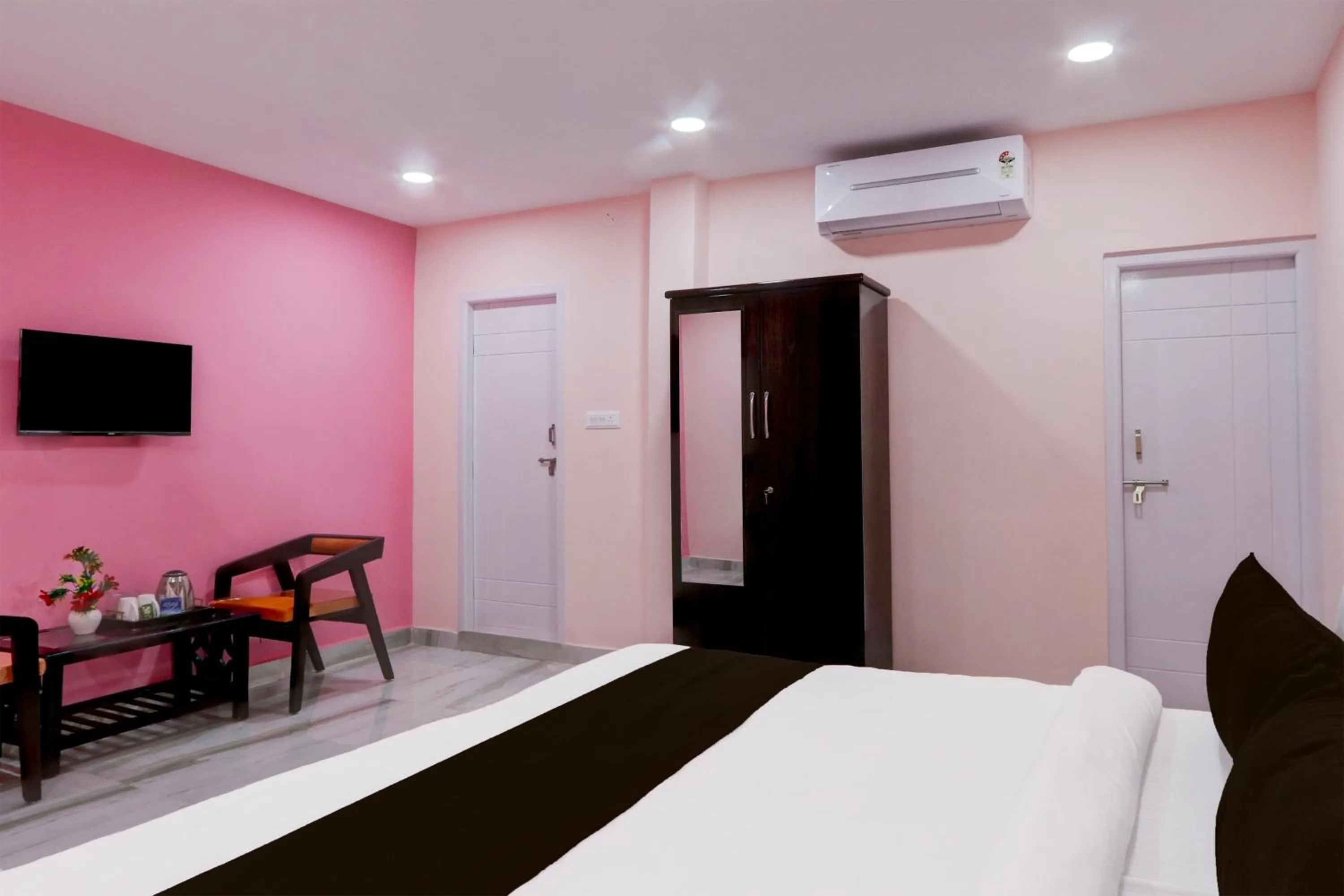 Bedroom, Bed in Hotel O Ss ome inn ultra luxury rooms