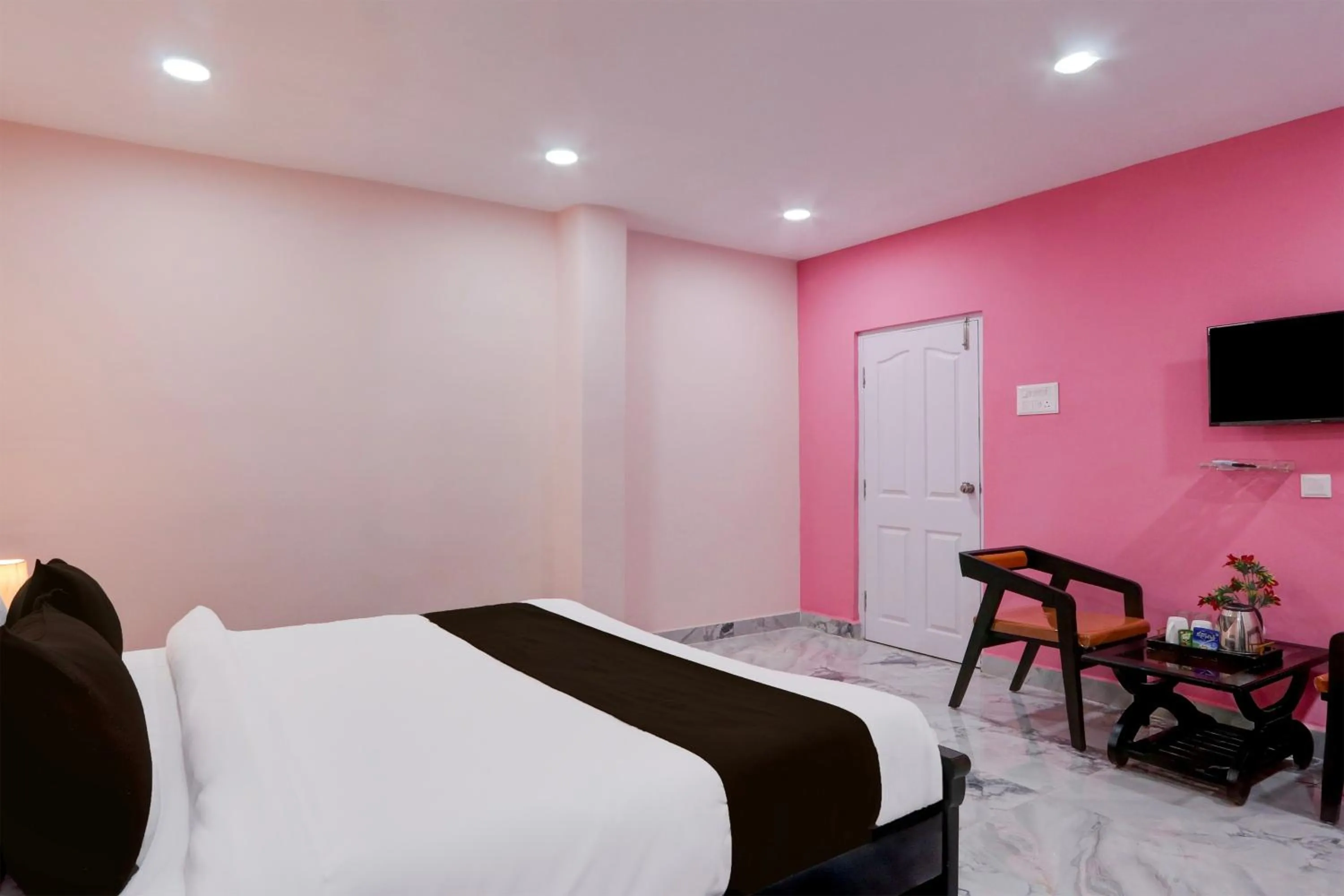 Bedroom, Bed in Hotel O Ss ome inn ultra luxury rooms