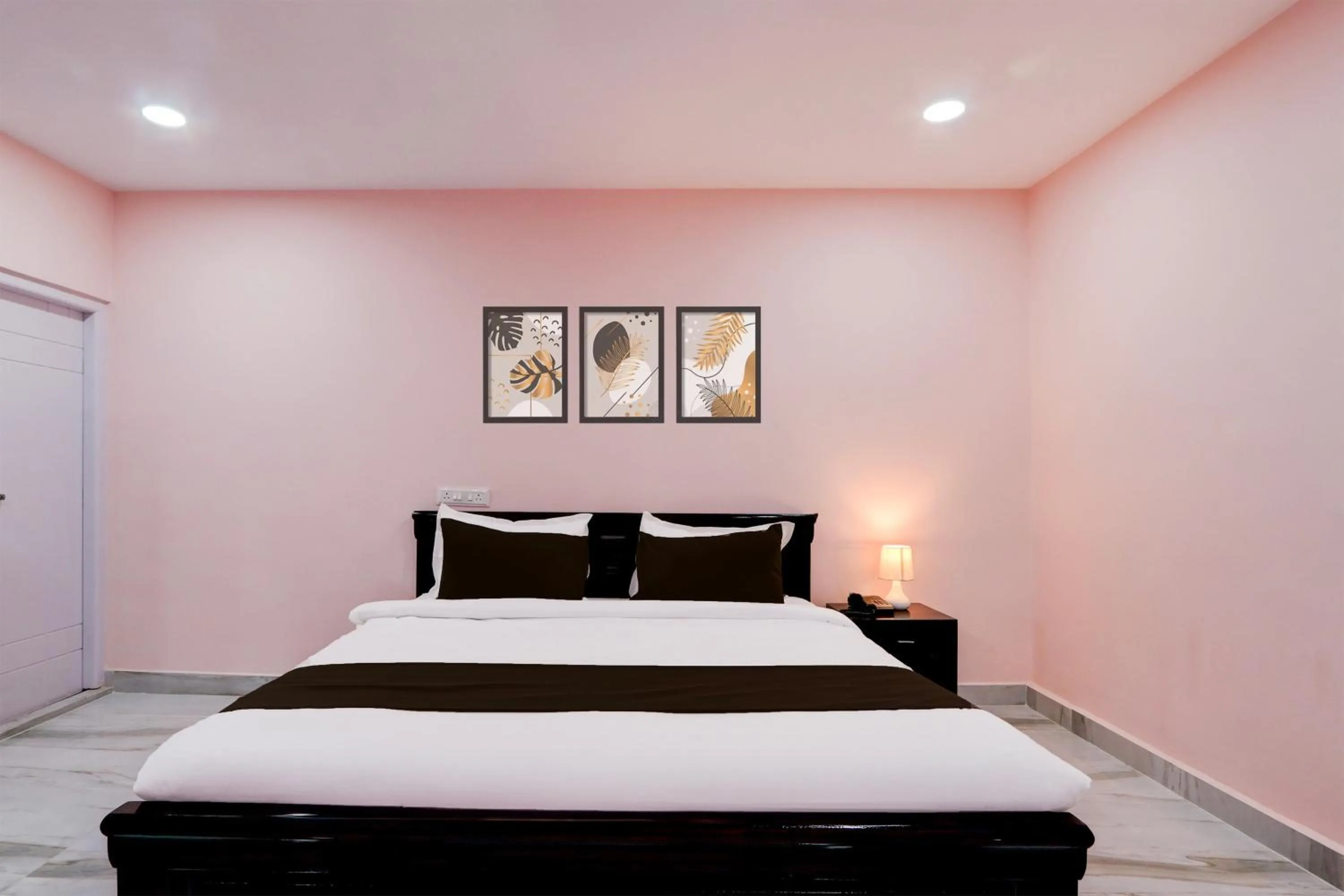 Bedroom, Bed in Hotel O Ss ome inn ultra luxury rooms