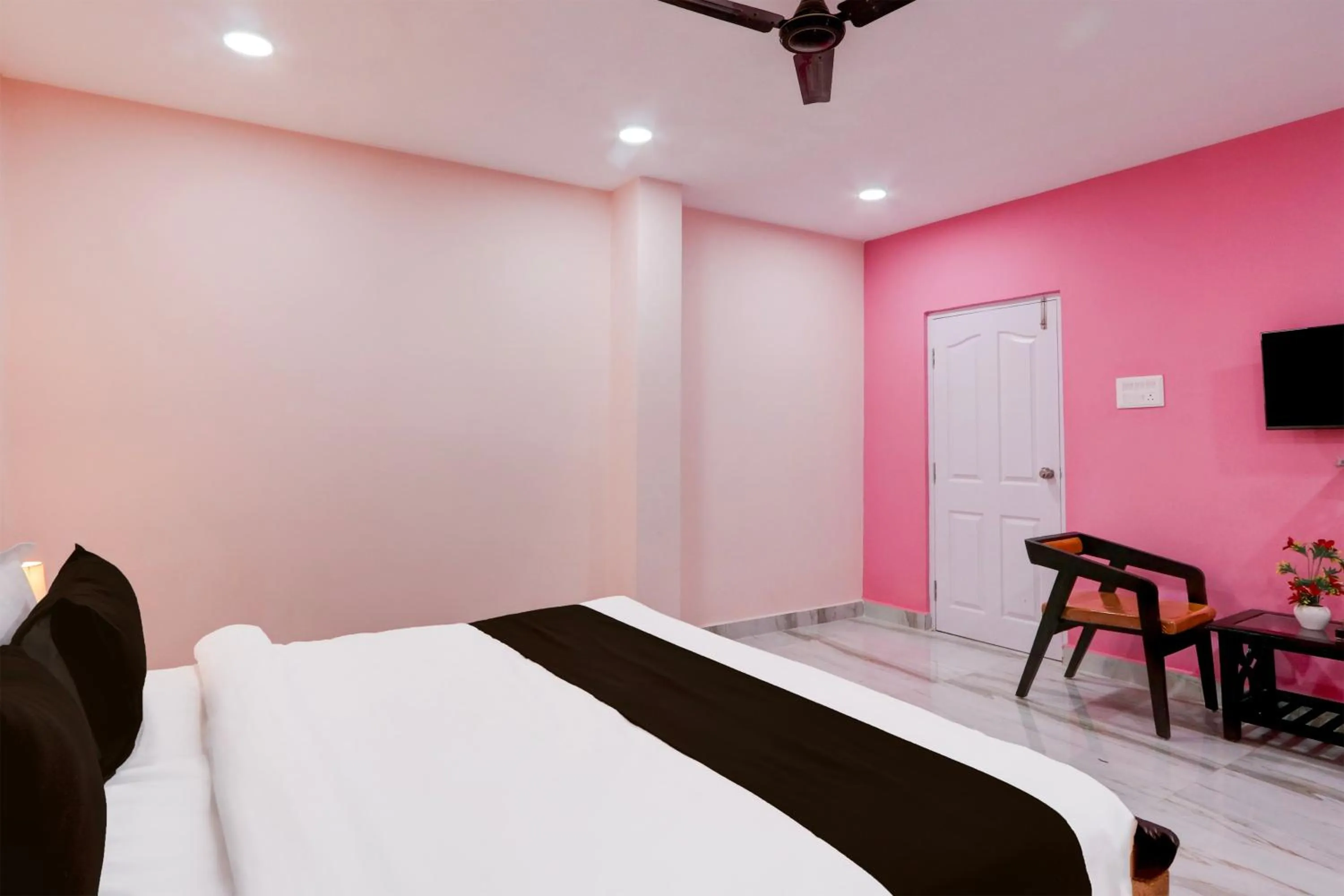 Bedroom, Bed in Hotel O Ss ome inn ultra luxury rooms