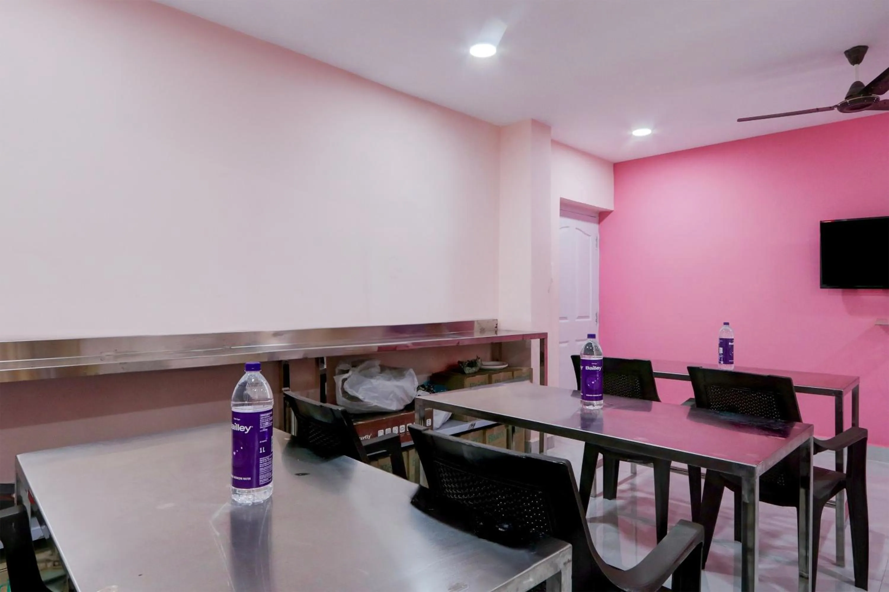 Restaurant/places to eat in Super Hotel O Ss ome inn ultra luxury rooms