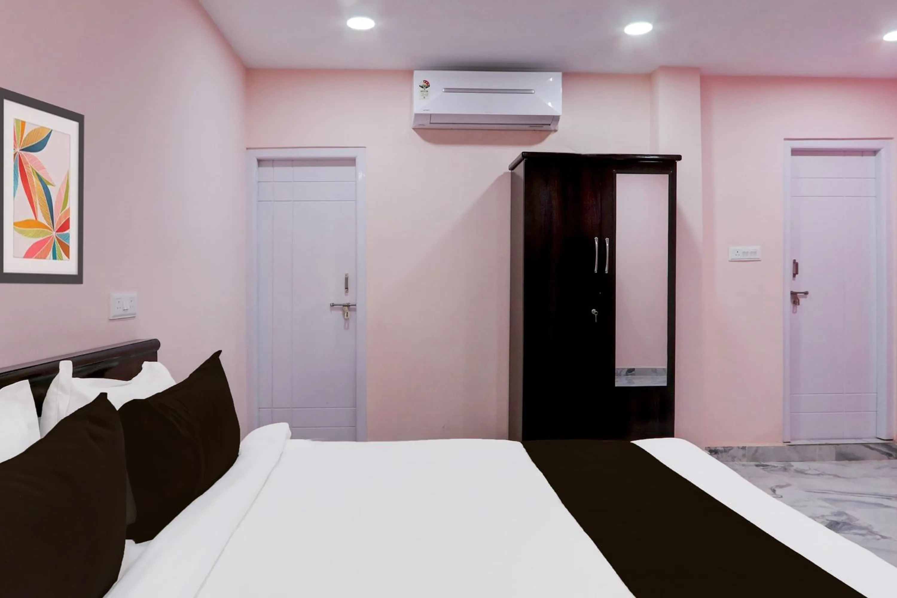 Bedroom, Bed in Hotel O Ss ome inn ultra luxury rooms