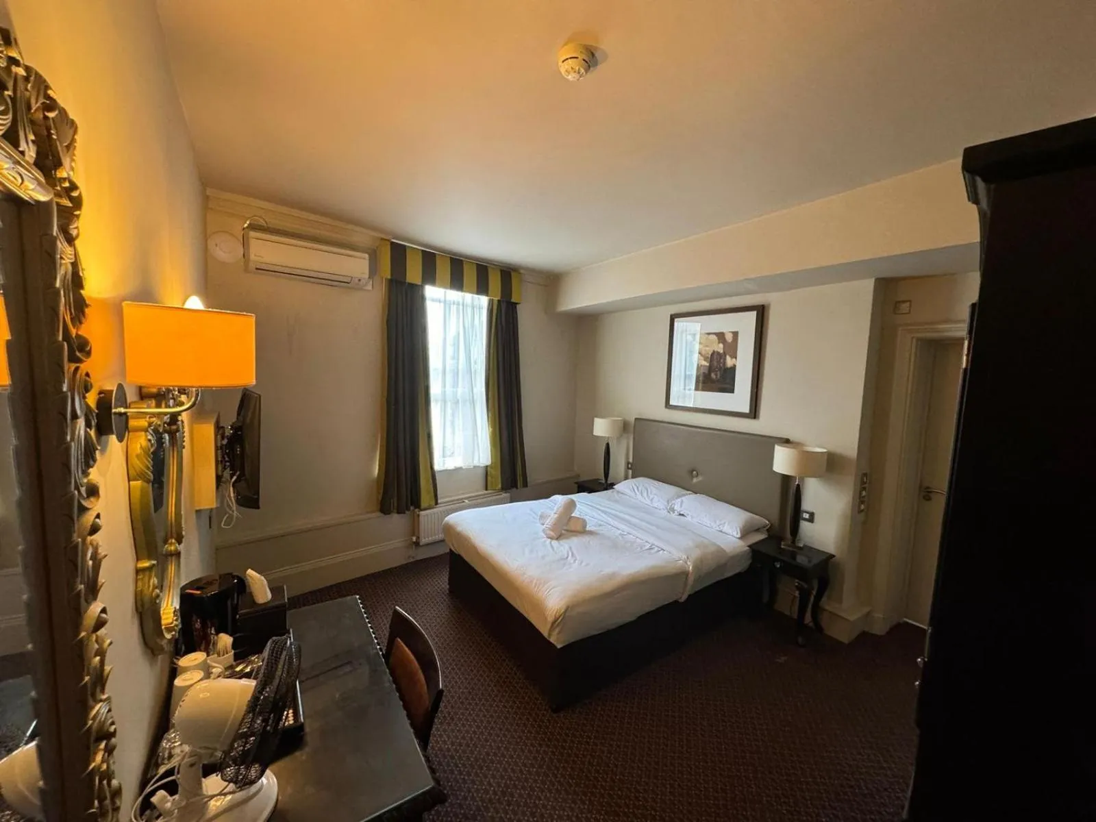 Photo of the whole room, Bed in Harte & Garter