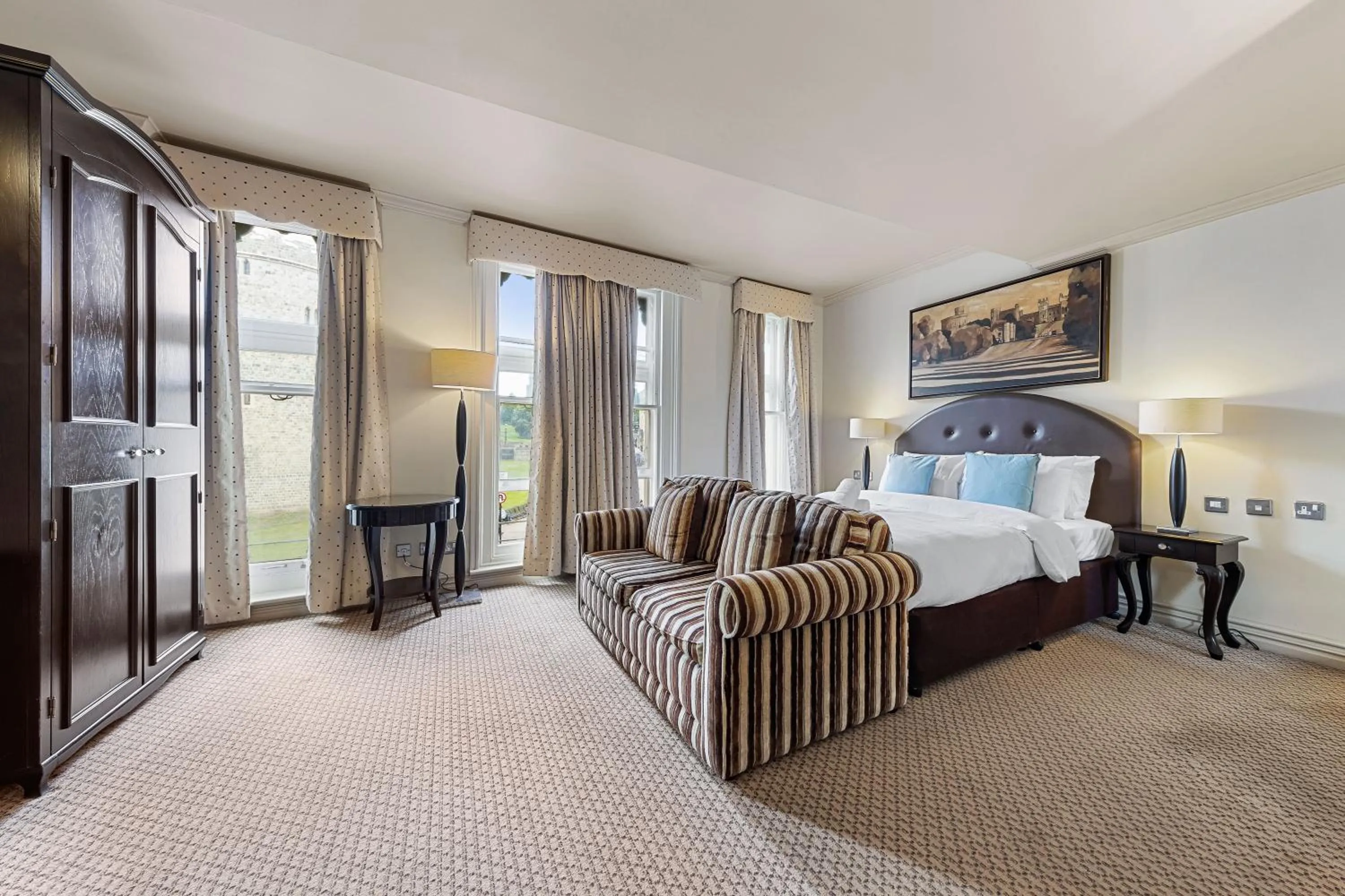 Photo of the whole room, Bed in Harte & Garter