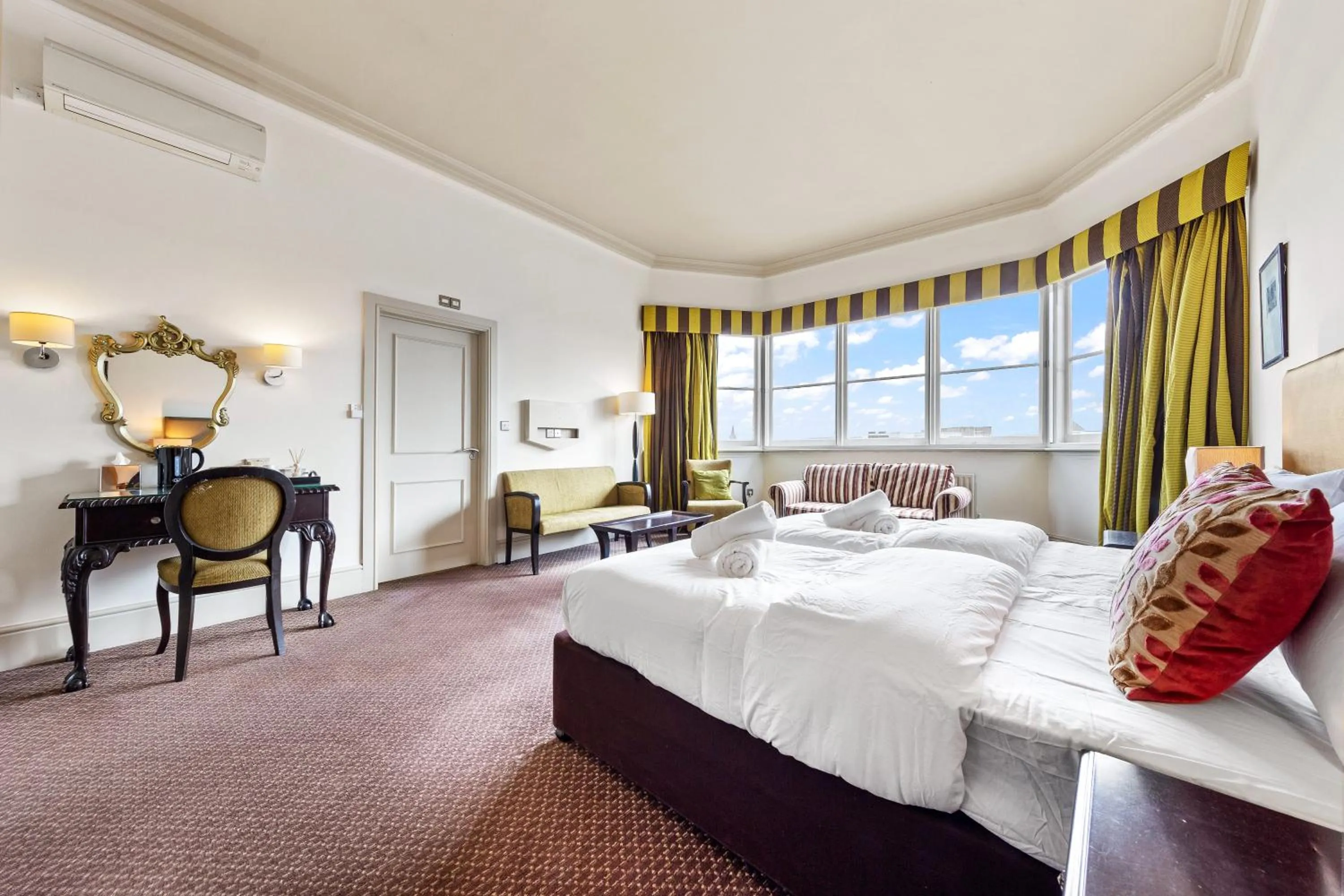 Photo of the whole room, Bed in Harte & Garter