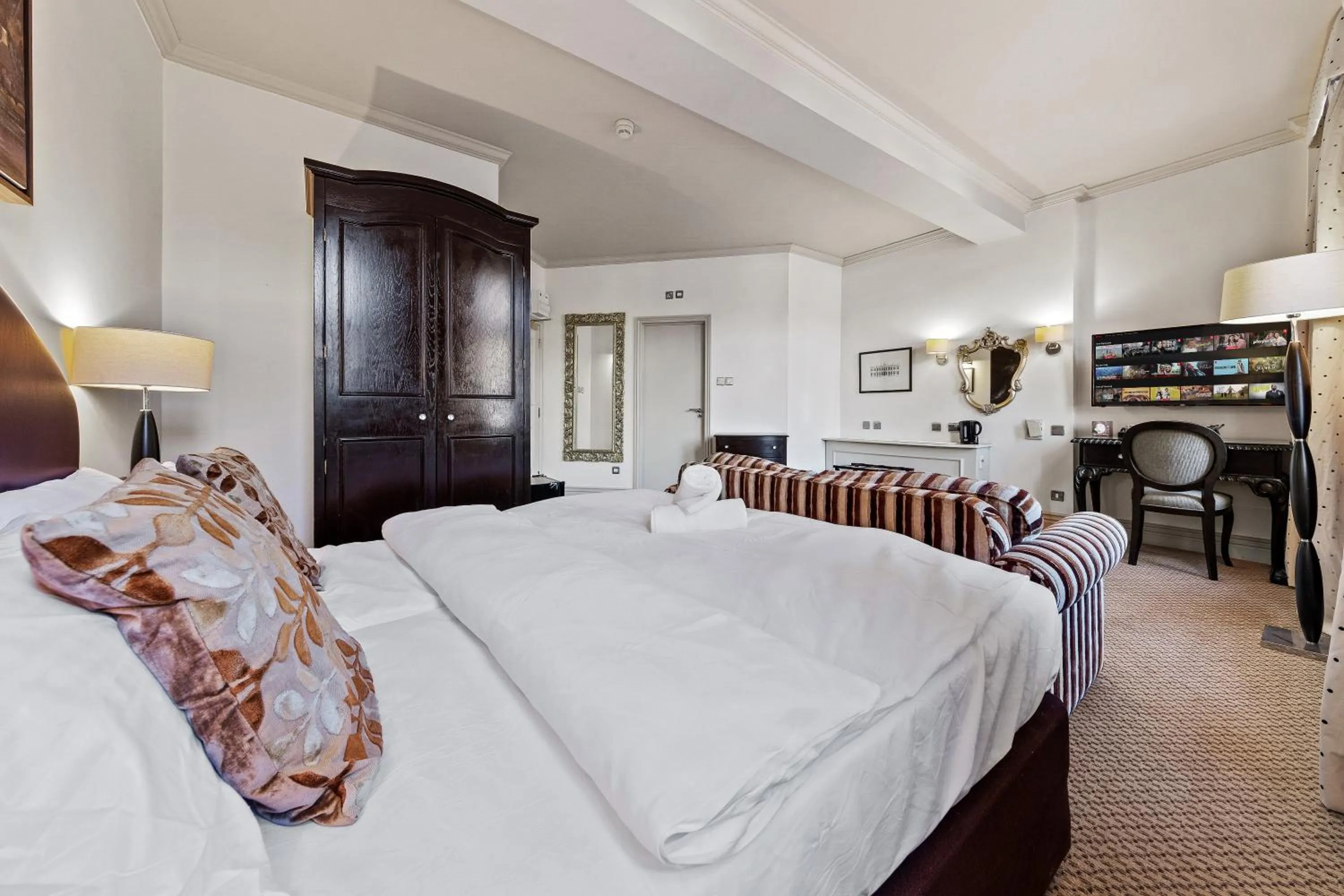 Bed in Harte & Garter