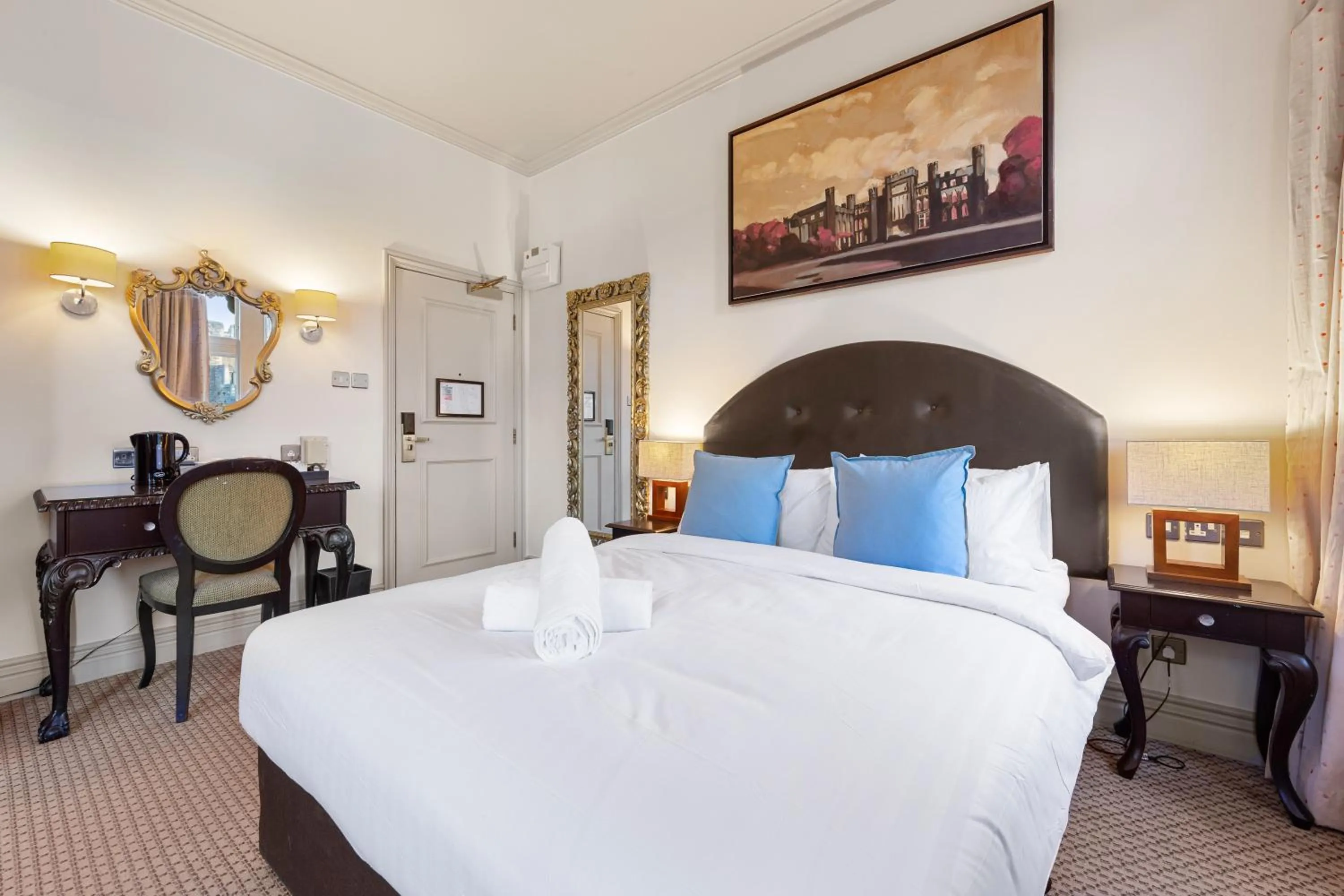 Bedroom, Bed in Harte & Garter