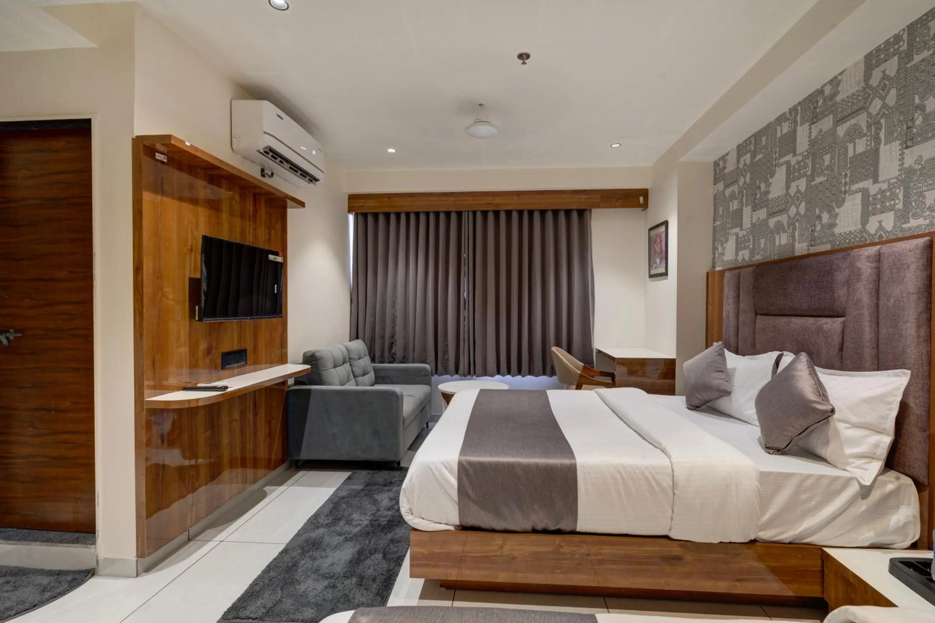 Bed in Hotel Shrimad Villa Gandhinagar