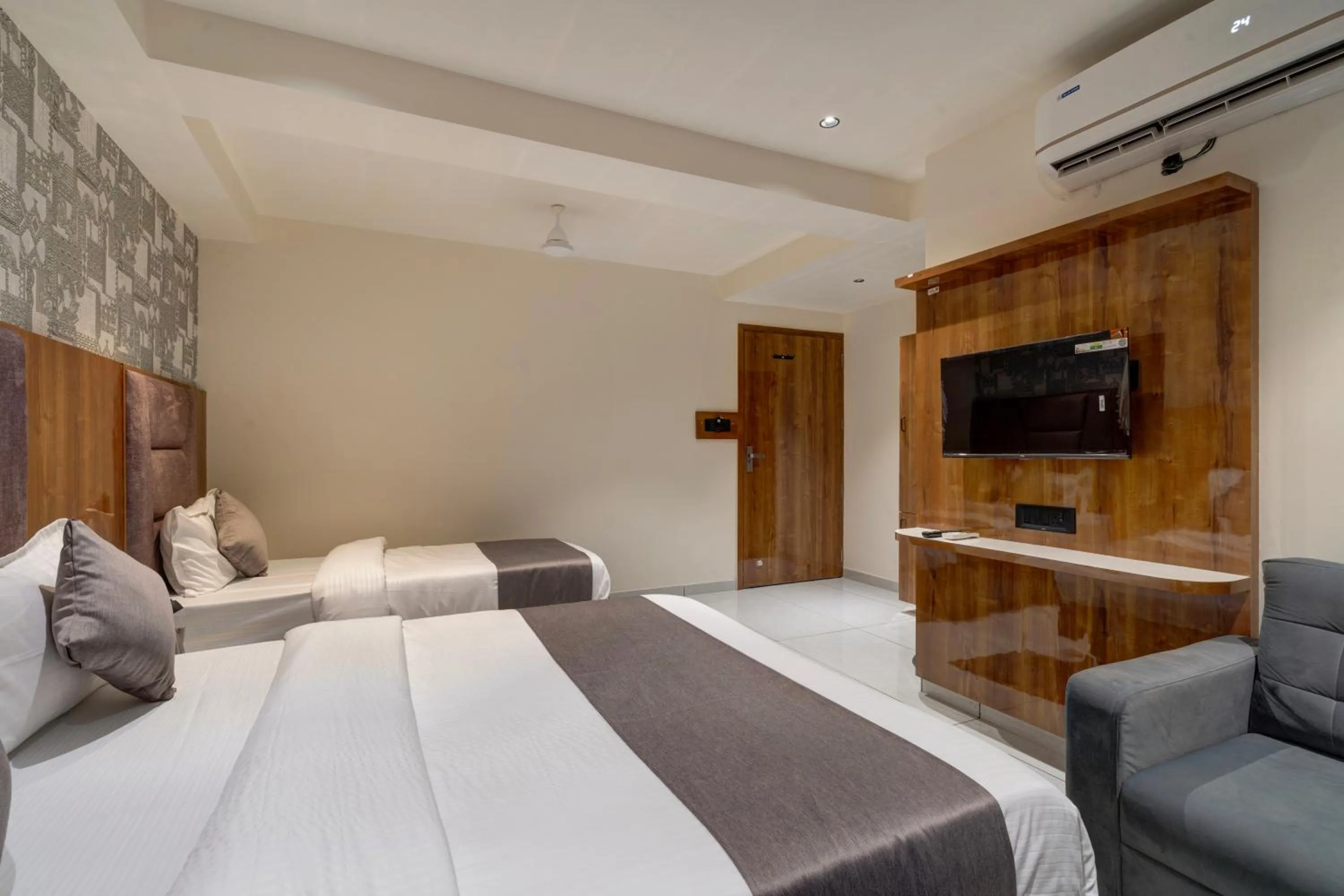 Bed in Hotel Shrimad Villa Gandhinagar