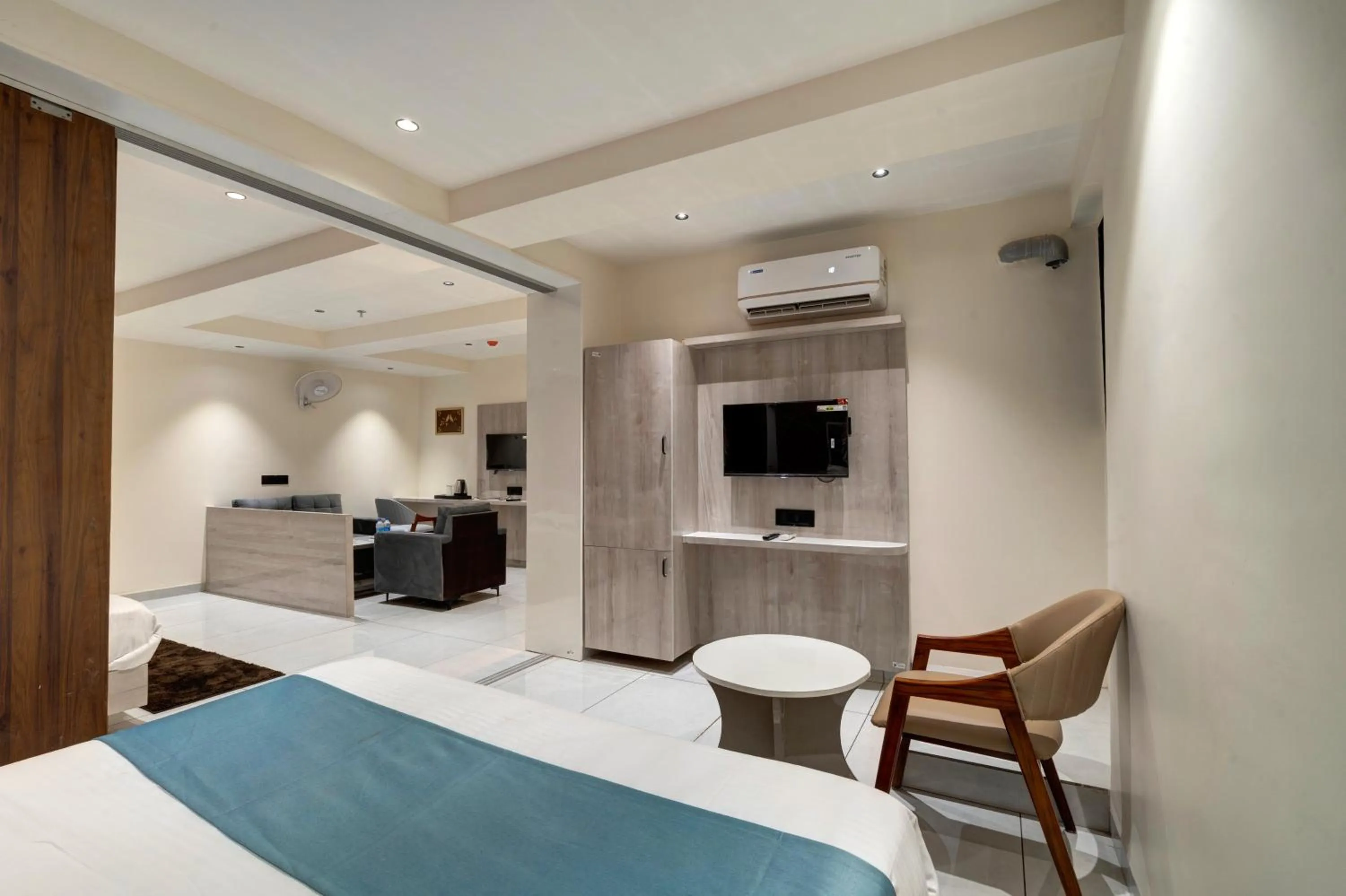 Bed in Hotel Shrimad Villa Gandhinagar