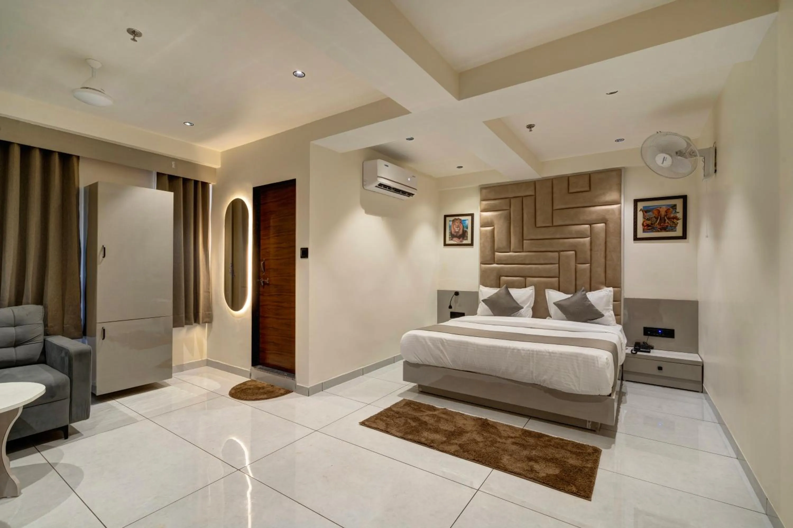 Bed in Hotel Shrimad Villa Gandhinagar