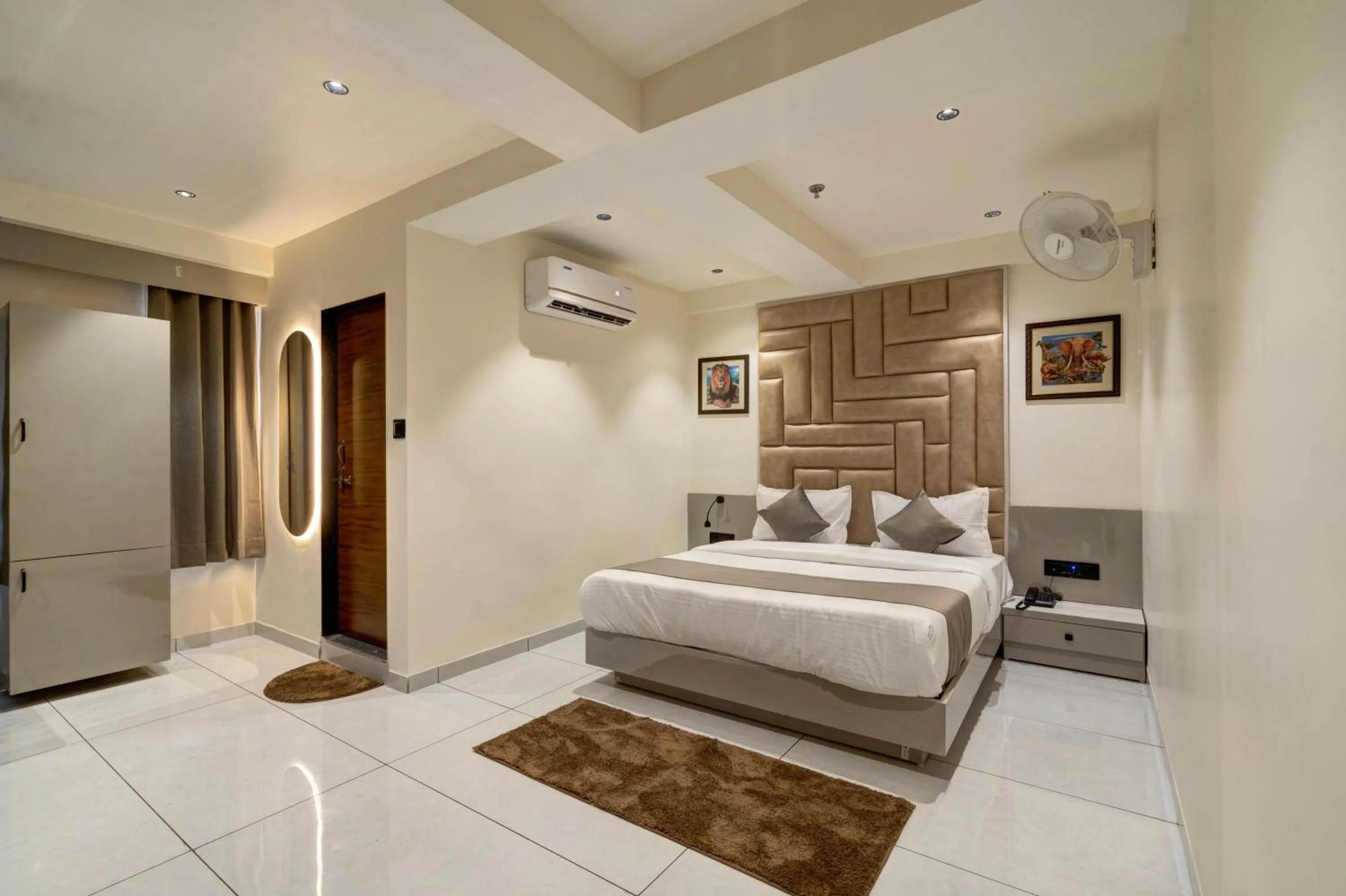 Bed in Hotel Shrimad Villa Gandhinagar