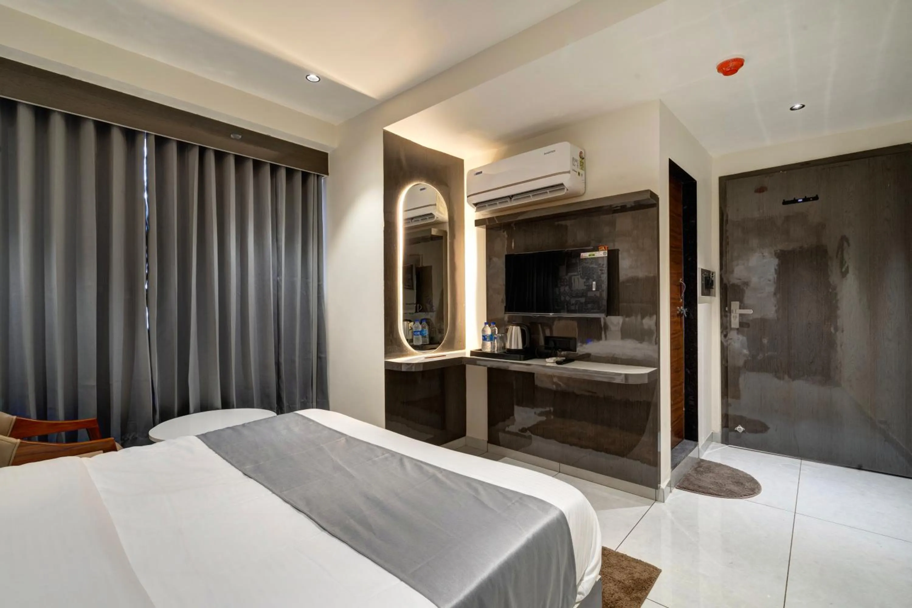 Bed in Hotel Shrimad Villa Gandhinagar