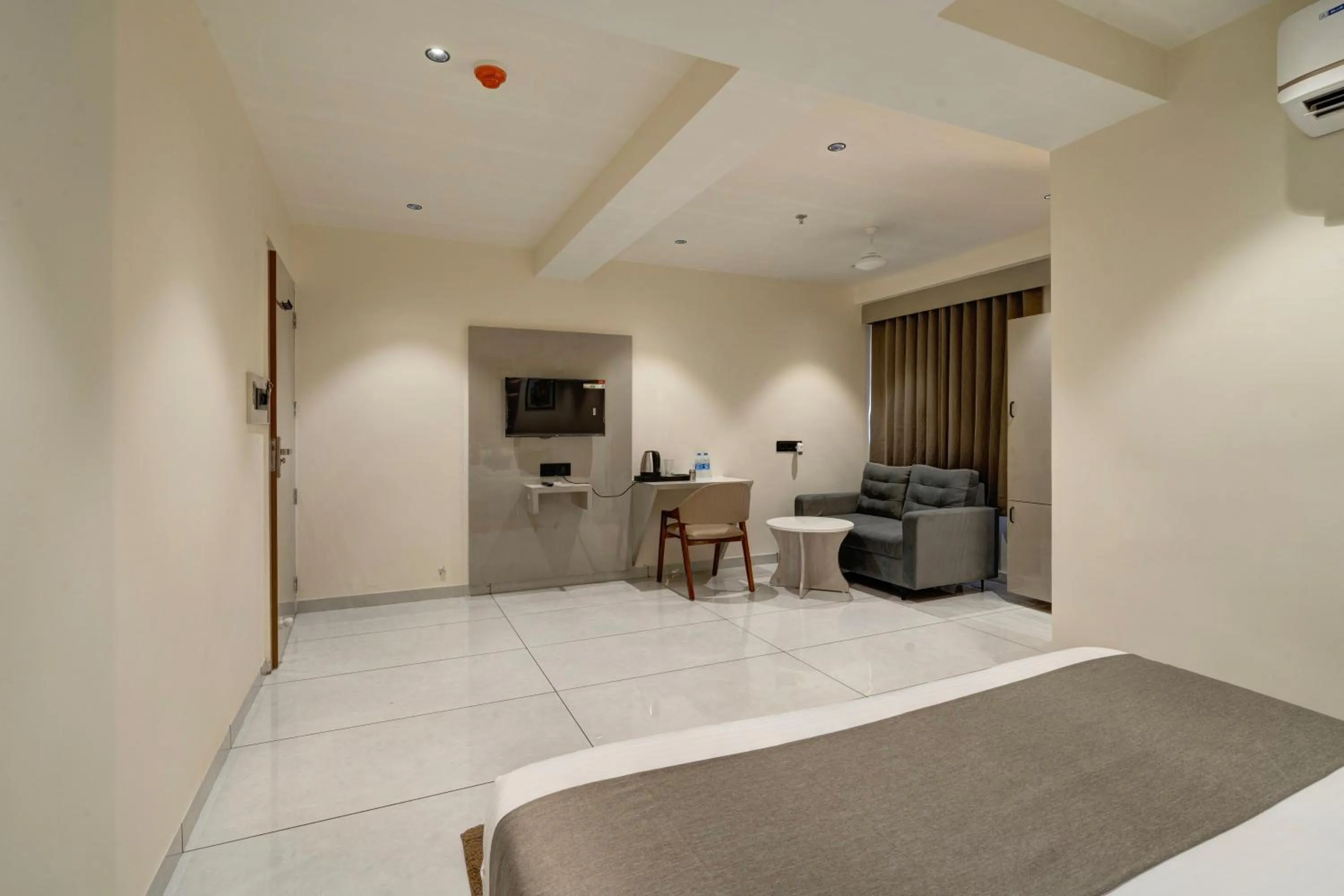 Bed in Hotel Shrimad Villa Gandhinagar