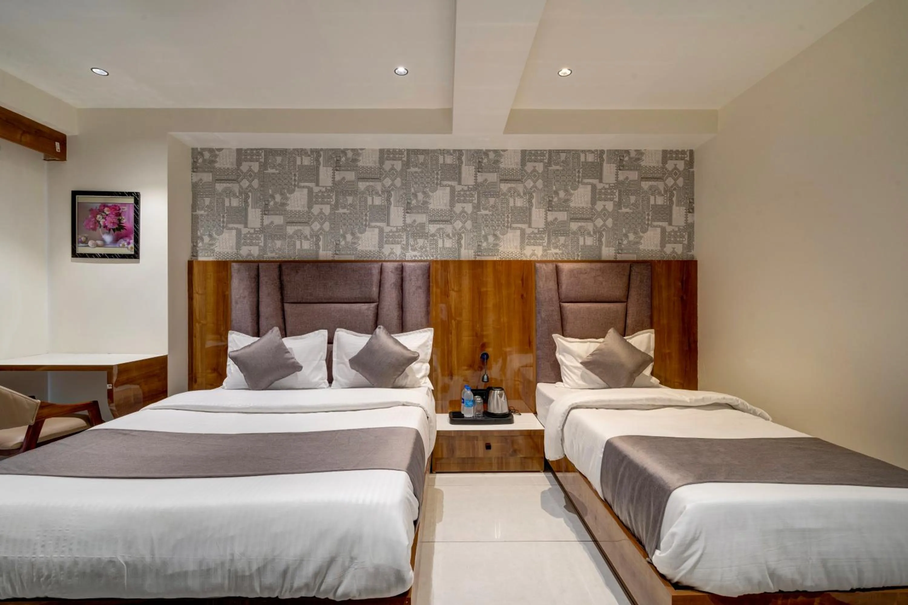 Bed in Hotel Shrimad Villa Gandhinagar