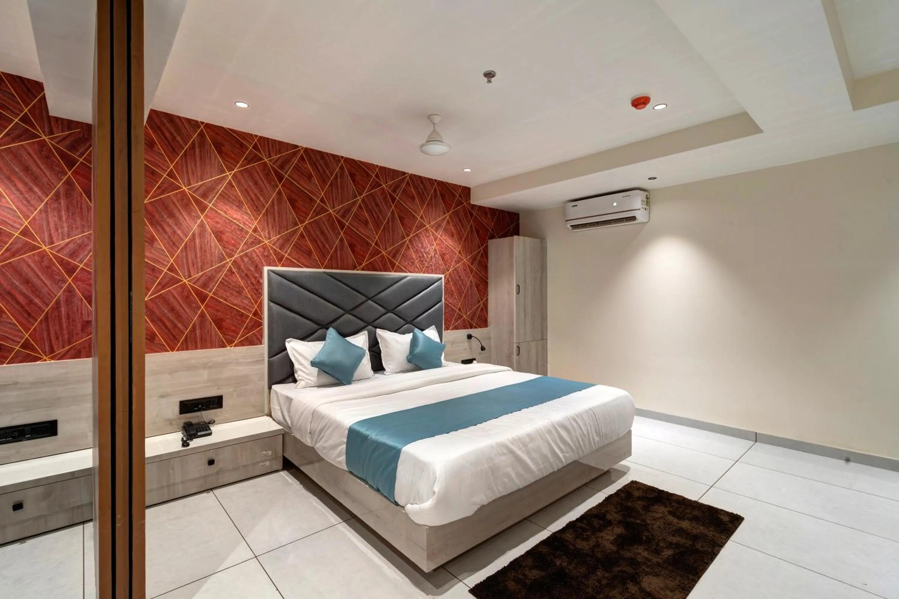 Bed in Hotel Shrimad Villa Gandhinagar