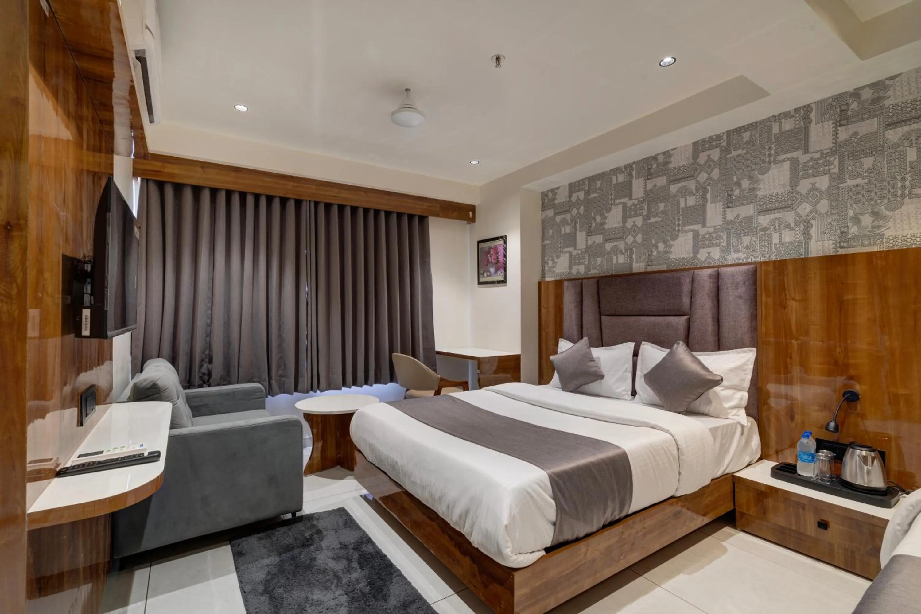 Bed in Hotel Shrimad Villa Gandhinagar