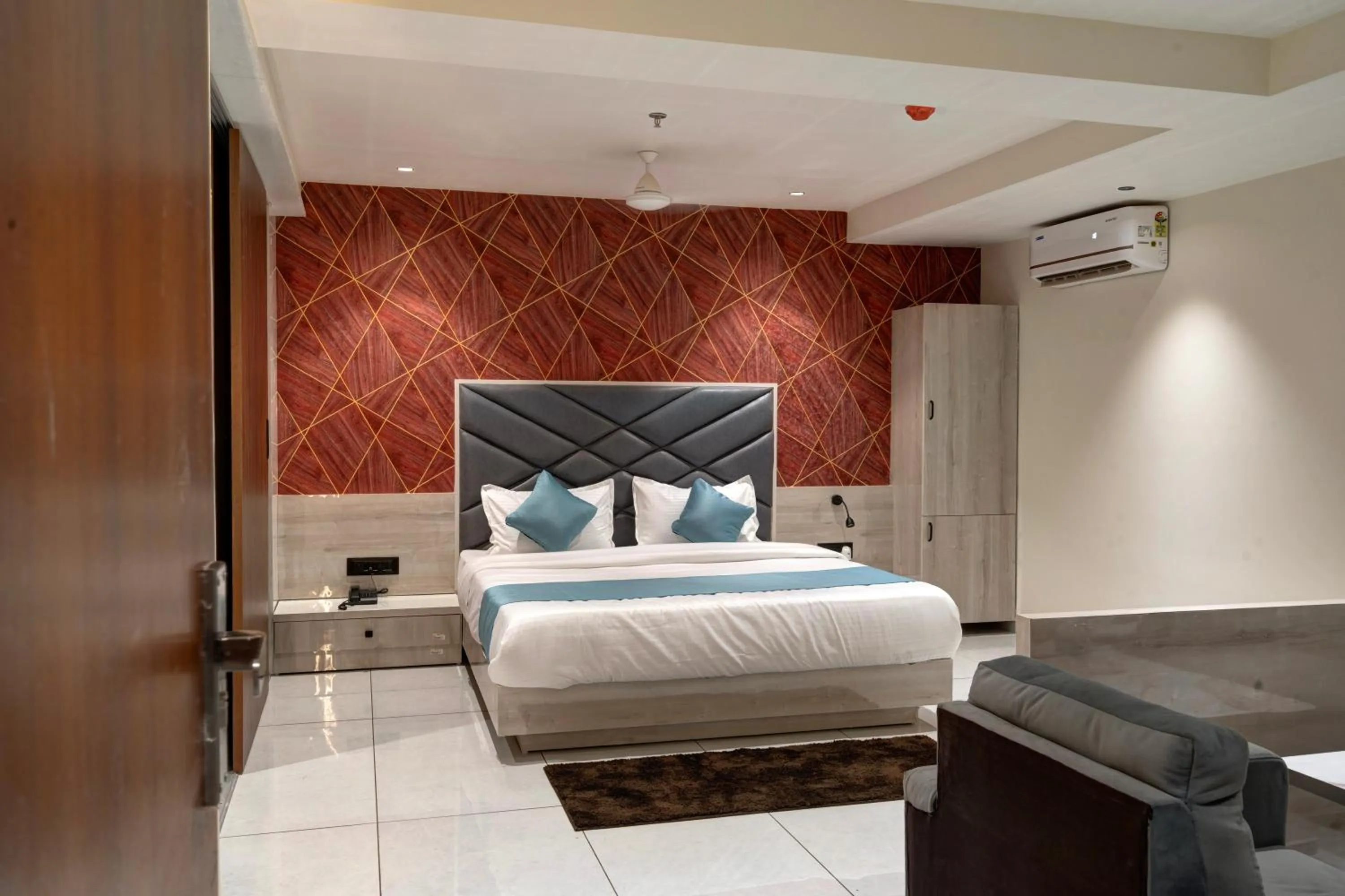 Bed in Hotel Shrimad Villa Gandhinagar