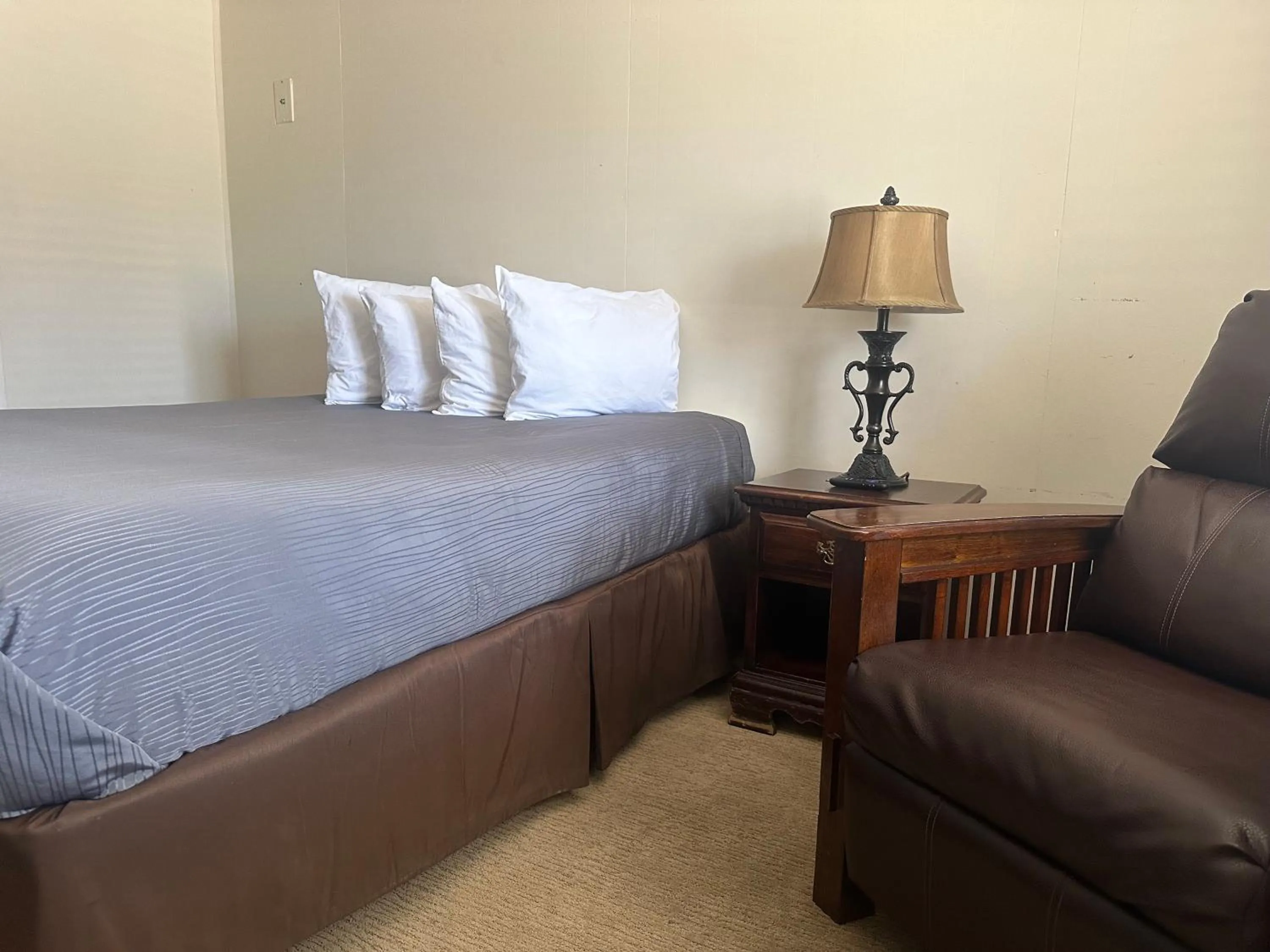 Bed in Grand Central Motel