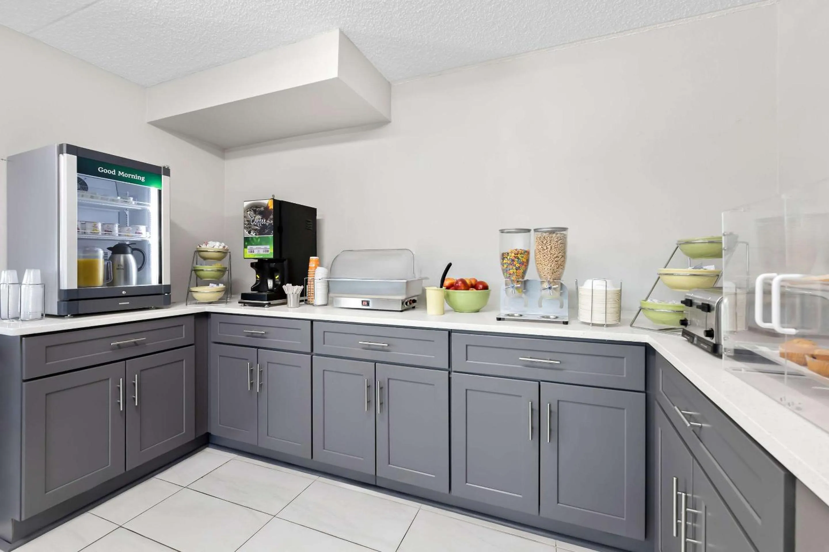 Breakfast in Quality Inn Nashville - Opryland Area