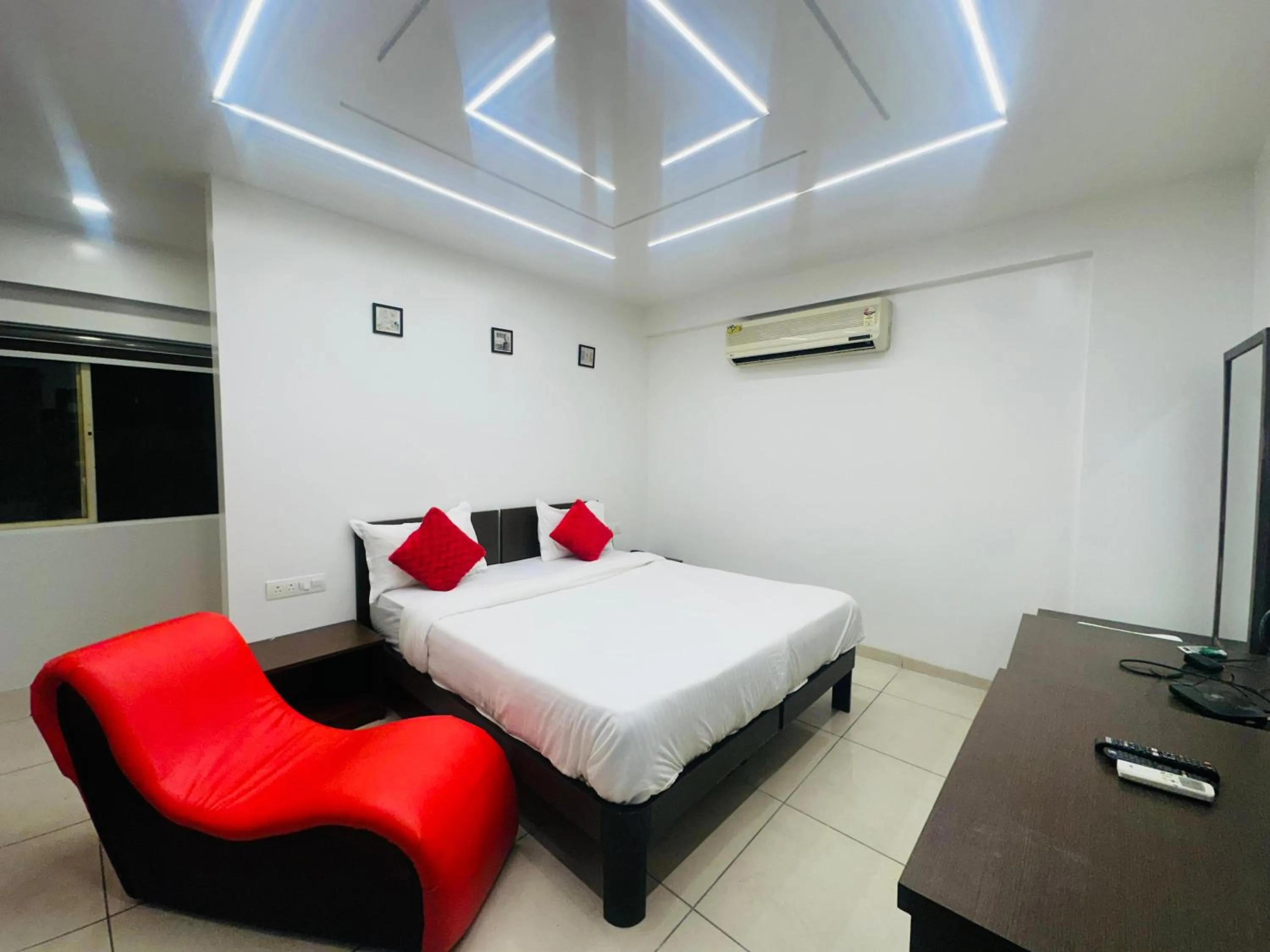 Bed in Aundh Elite Stay
