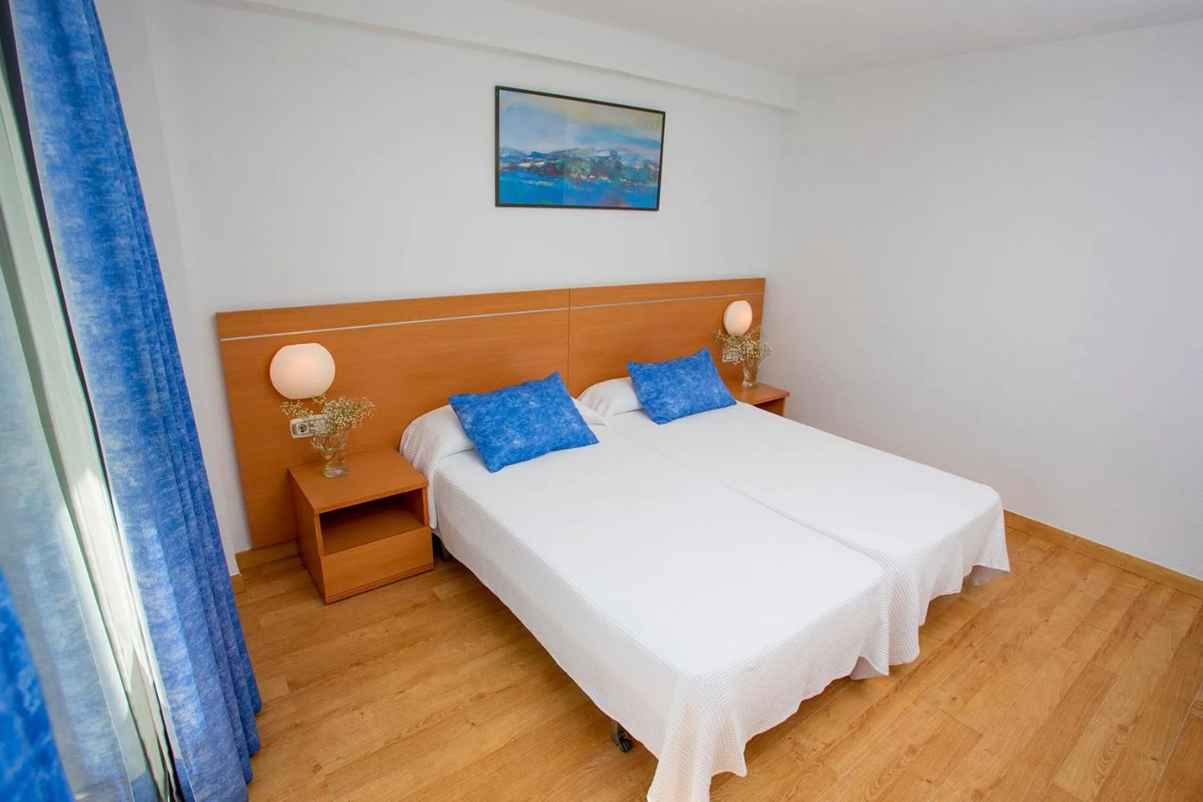 Photo of the whole room, Bed in Gandia Playa