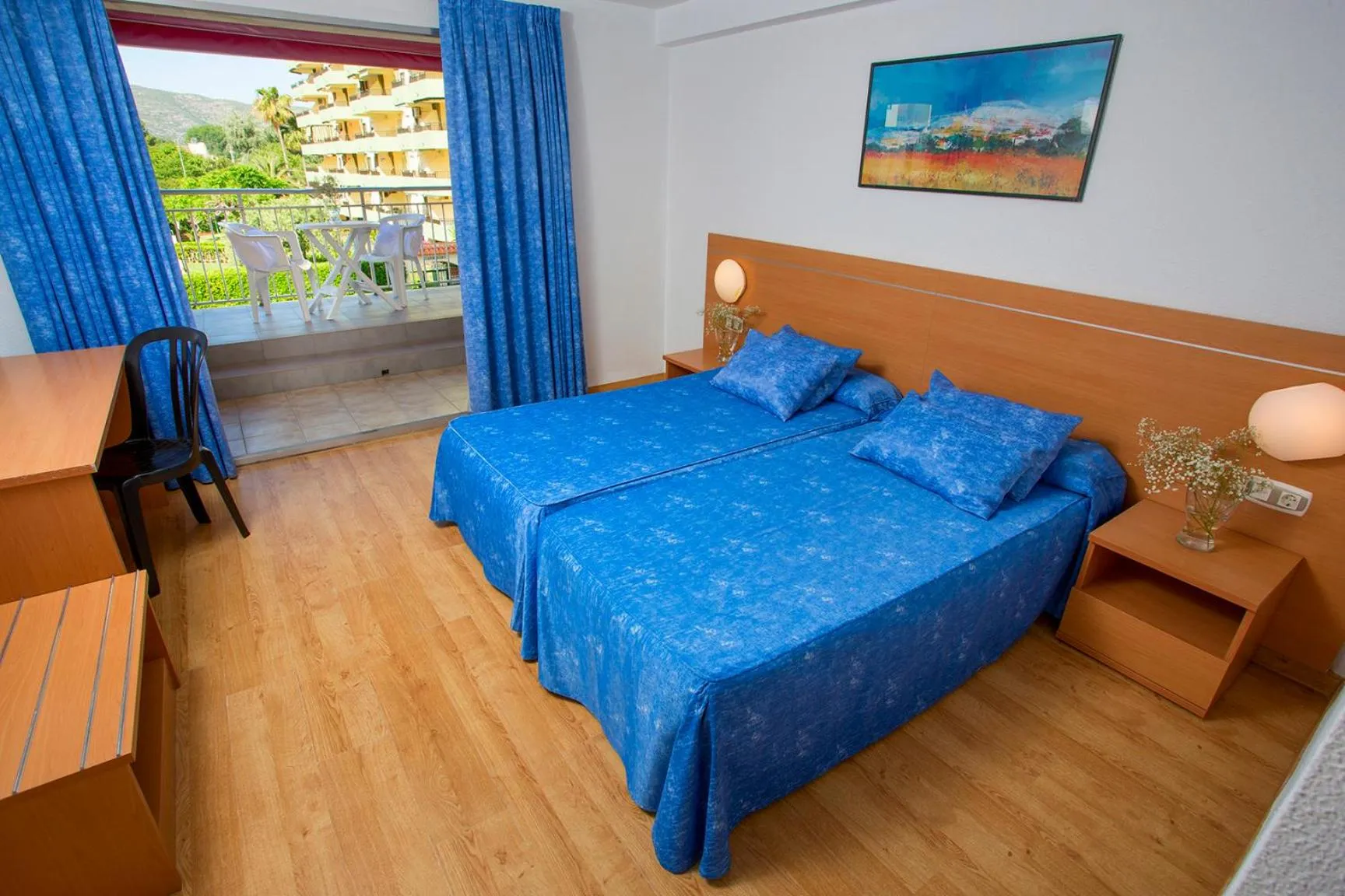 Photo of the whole room, Bed in Gandia Playa