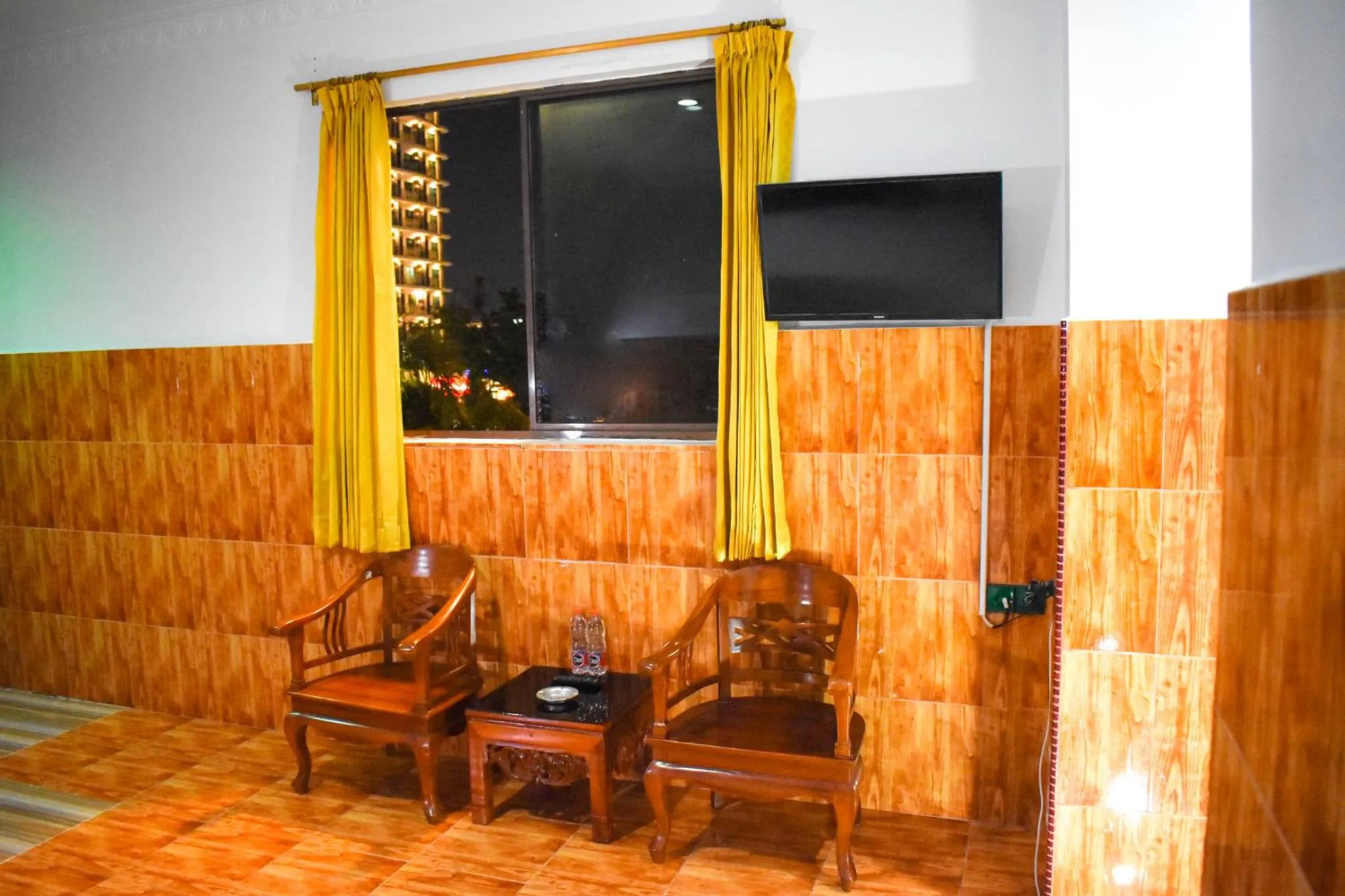 Communal lounge/ TV room in Hotel Grand Bandara