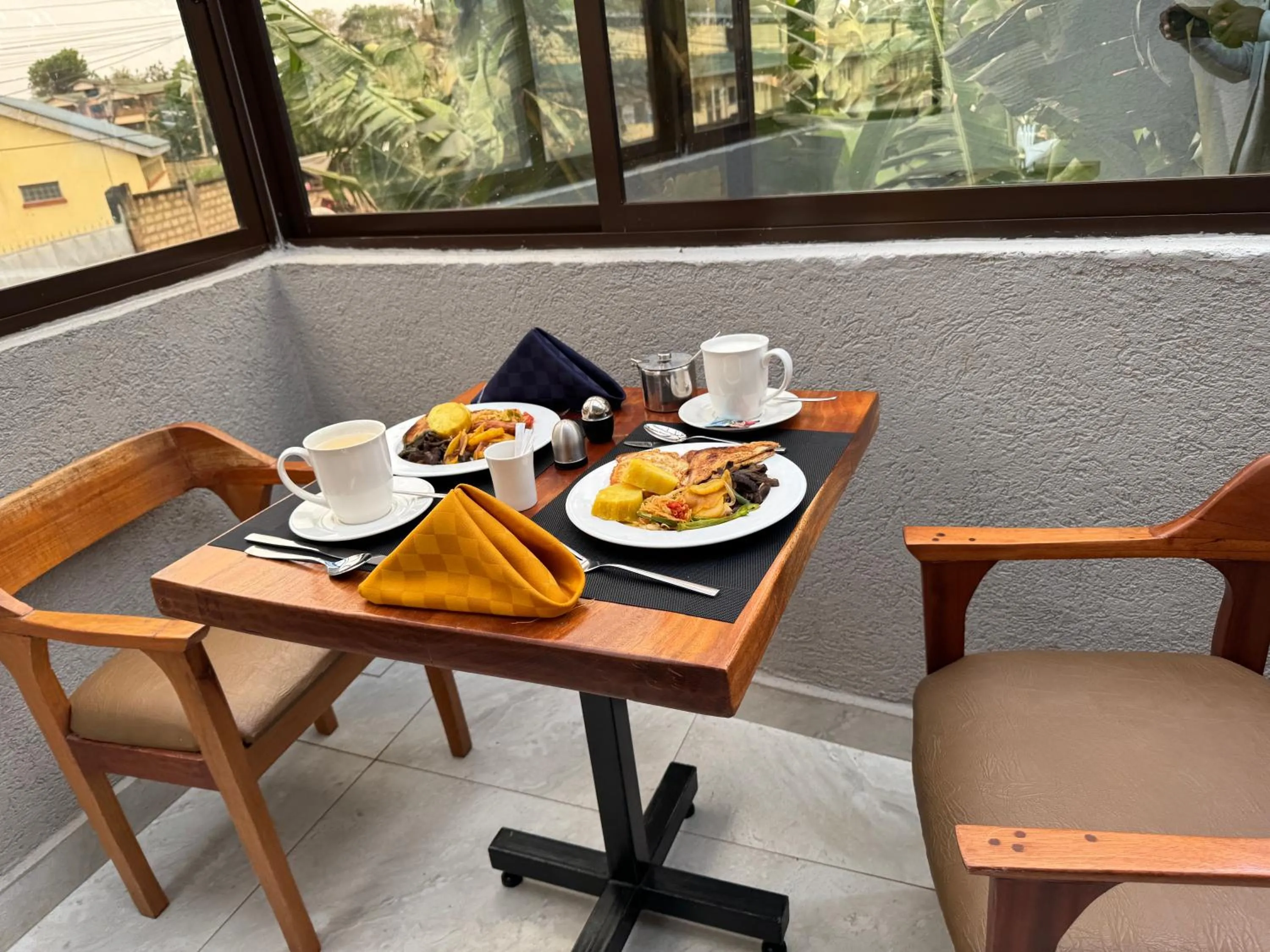 Restaurant/places to eat in Canopy View Hotel