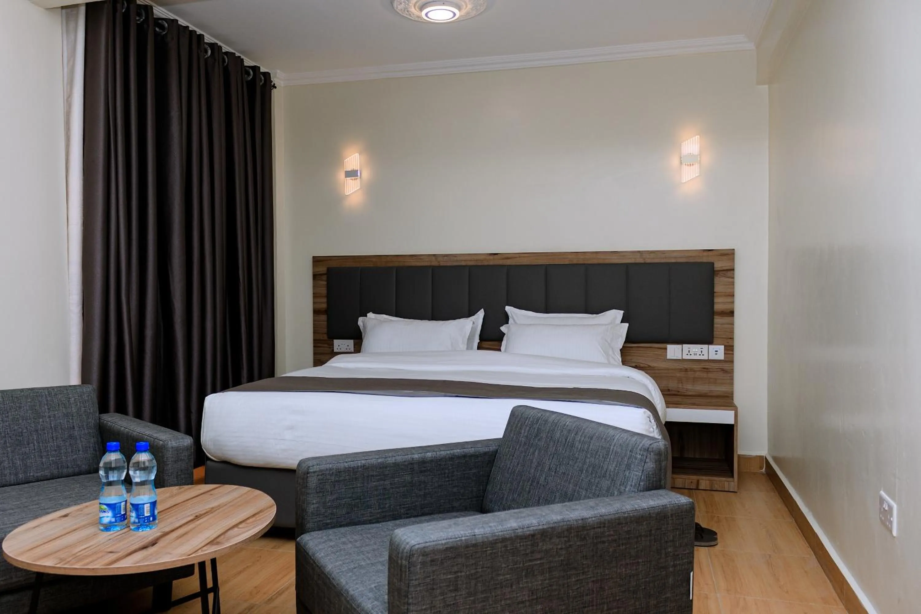 Living room, Bed in Canopy View Hotel