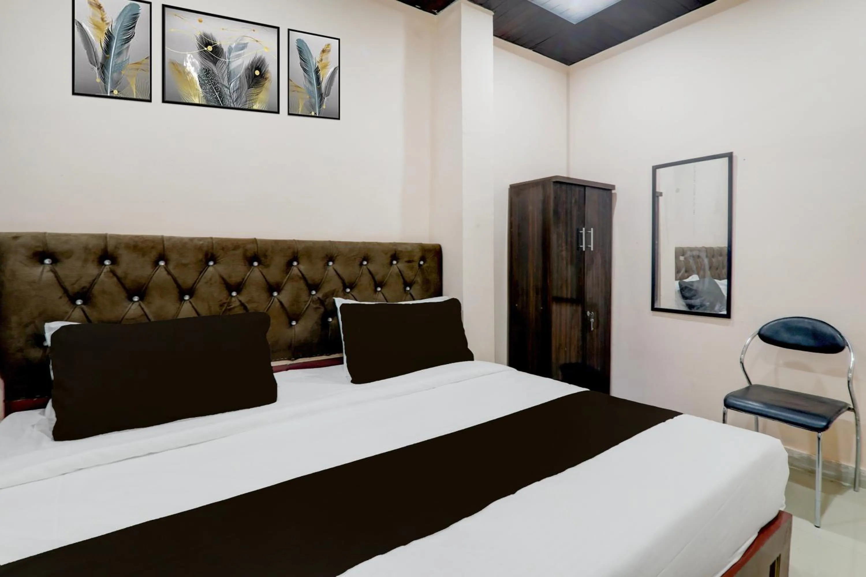 Bedroom, Bed in Super Hotel O Shri Buddheshwar Temple Lucknow