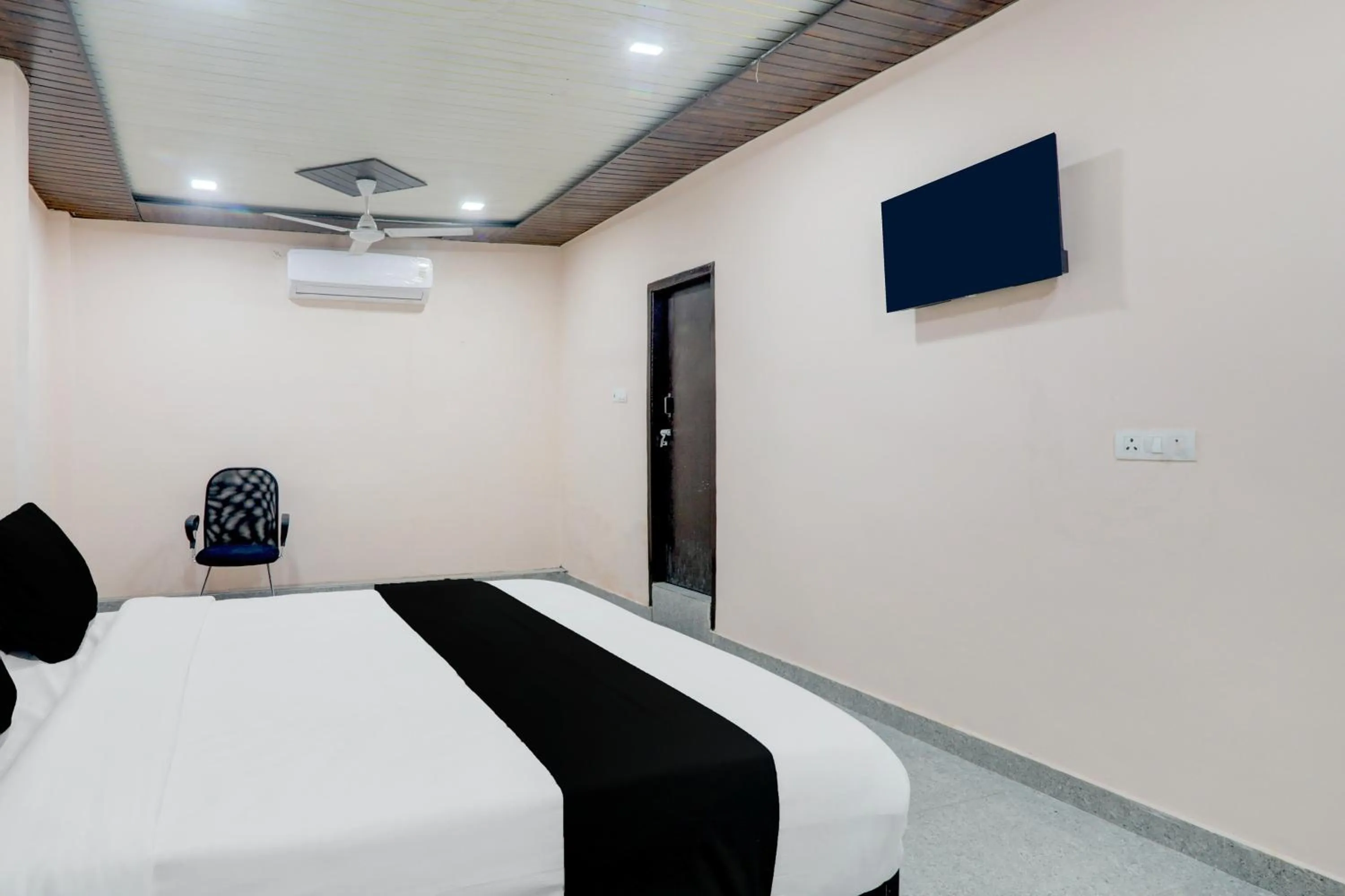 Bedroom, Bed in Super Hotel O Shri Buddheshwar Temple Lucknow